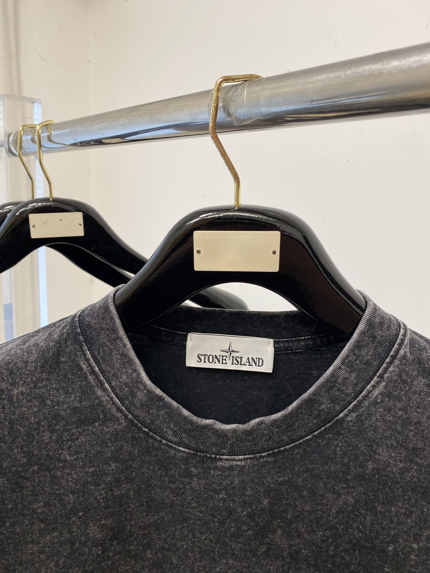 石头岛、2026新品短袖T恤，帅气时尚，袖口装饰图案logo，简约百搭款。面料棉 不仅挺括，保持潮流的廓