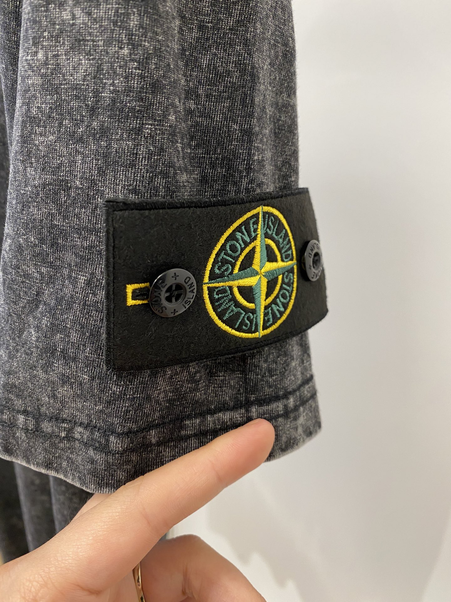 石头岛、2026新品短袖T恤，帅气时尚，袖口装饰图案logo，简约百搭款。面料棉 不仅挺括，保持潮流的廓