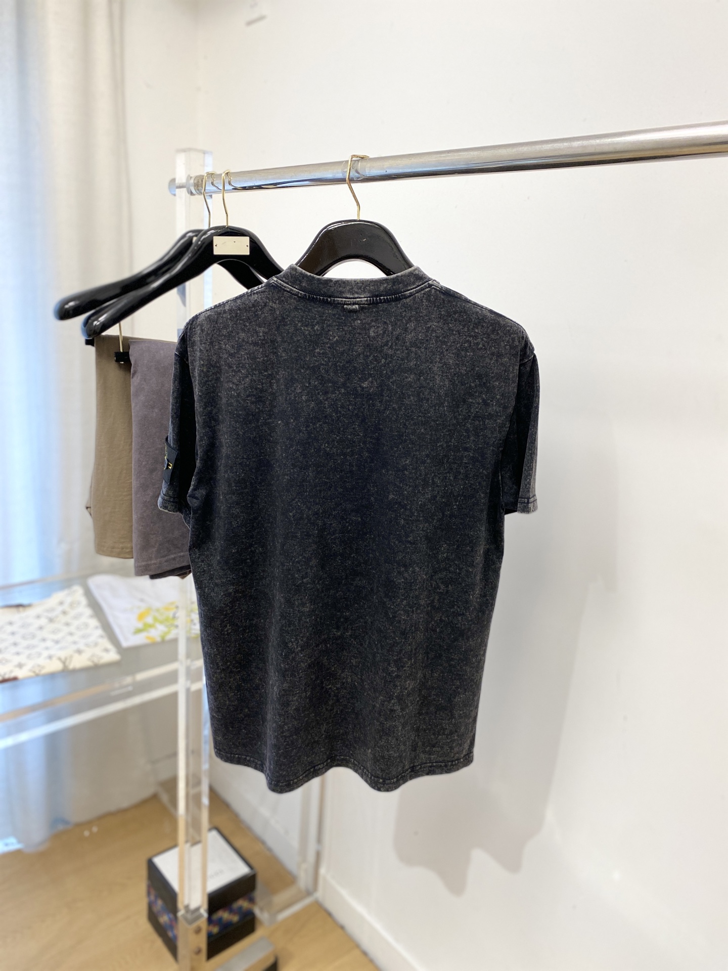 石头岛、2026新品短袖T恤，帅气时尚，袖口装饰图案logo，简约百搭款。面料棉 不仅挺括，保持潮流的廓