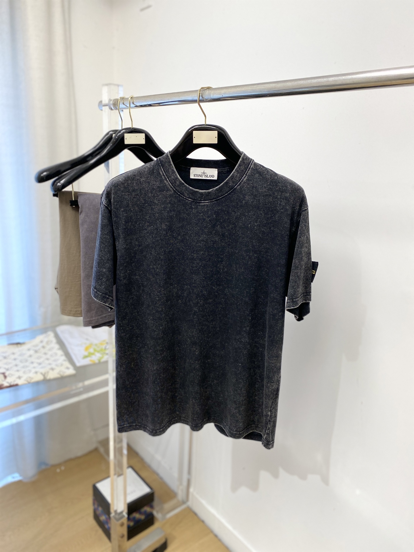 石头岛、2026新品短袖T恤，帅气时尚，袖口装饰图案logo，简约百搭款。面料棉 不仅挺括，保持潮流的廓