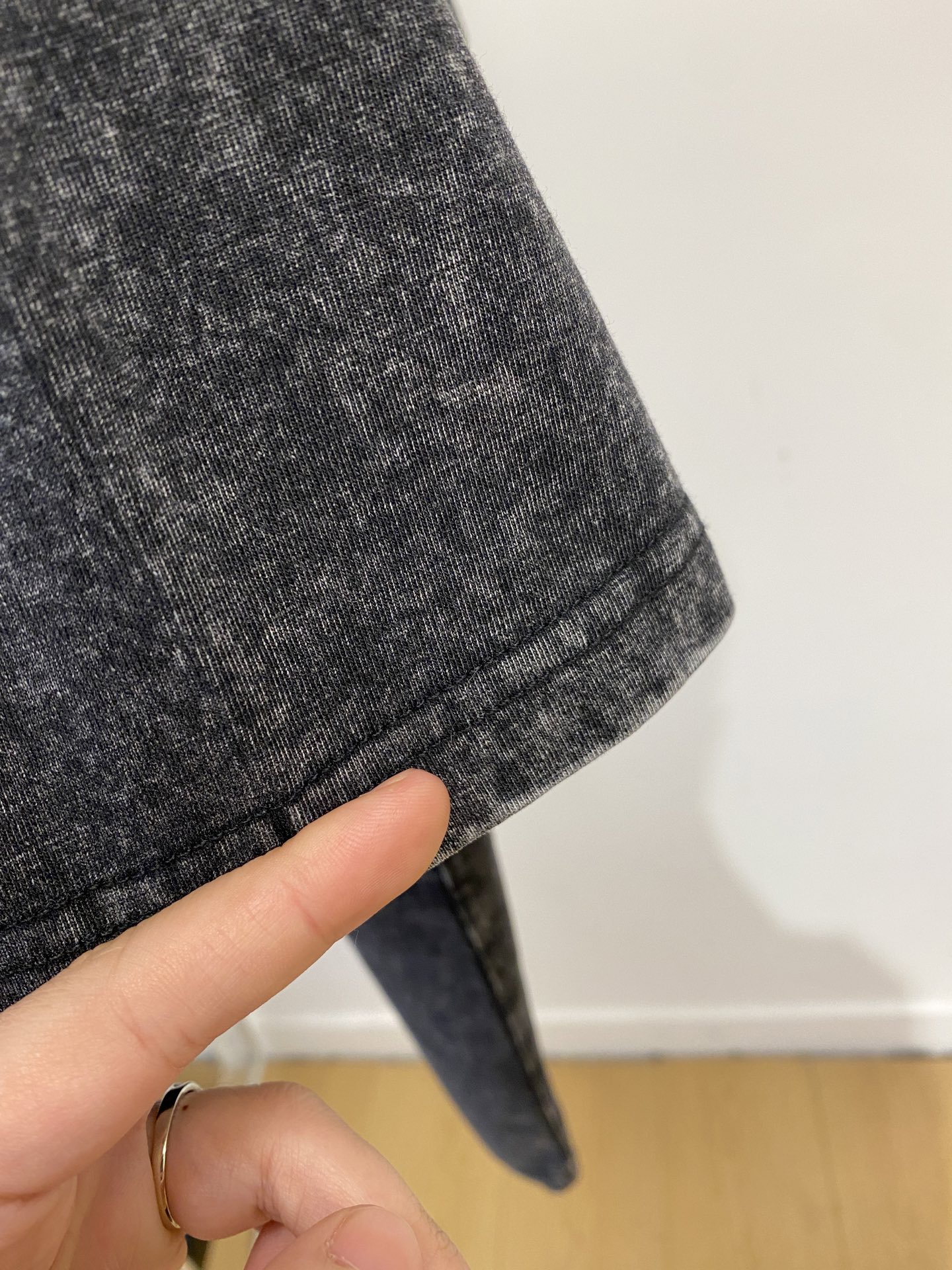 石头岛、2026新品短袖T恤，帅气时尚，袖口装饰图案logo，简约百搭款。面料棉 不仅挺括，保持潮流的廓