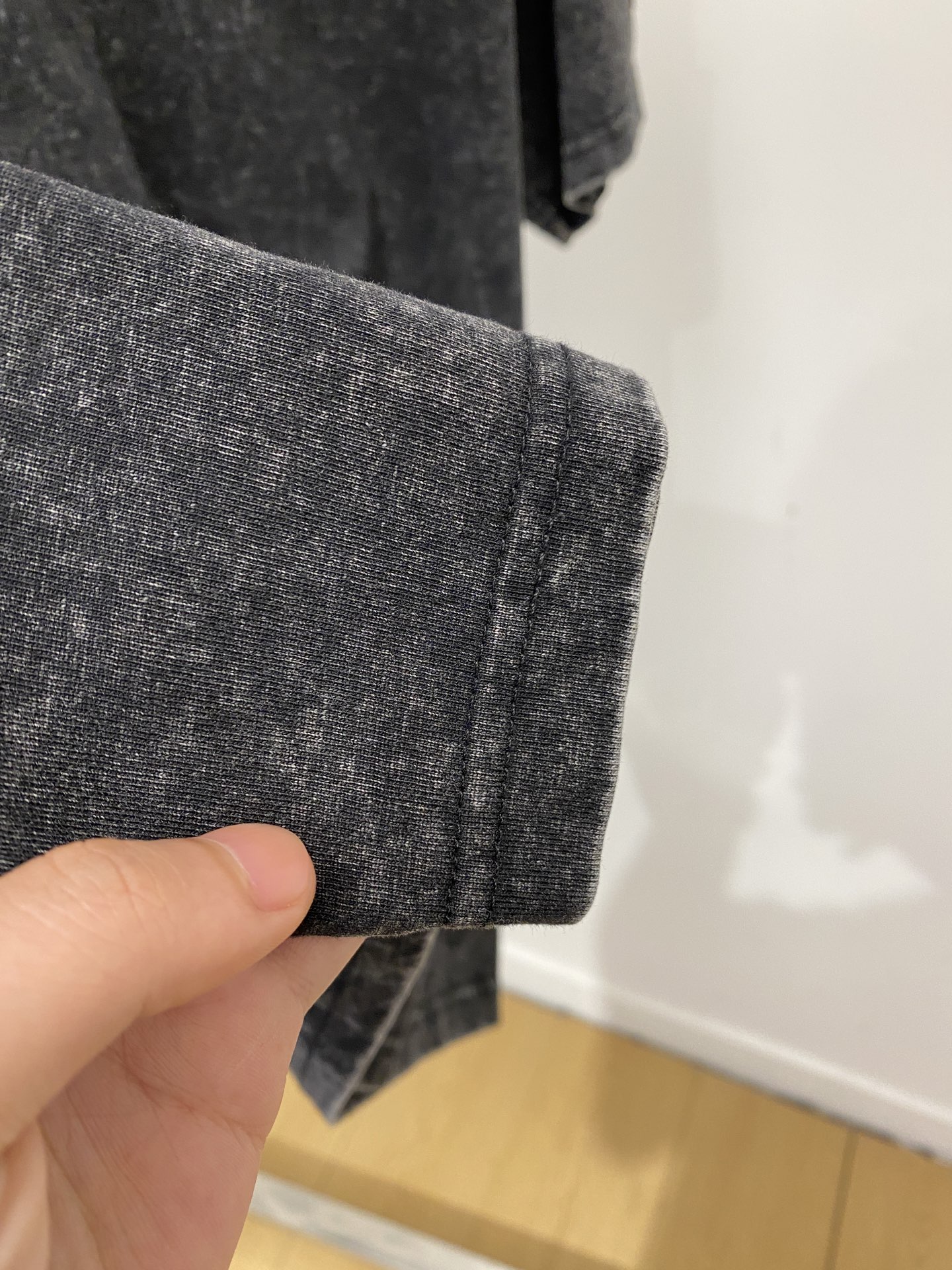 石头岛、2026新品短袖T恤，帅气时尚，袖口装饰图案logo，简约百搭款。面料棉 不仅挺括，保持潮流的廓