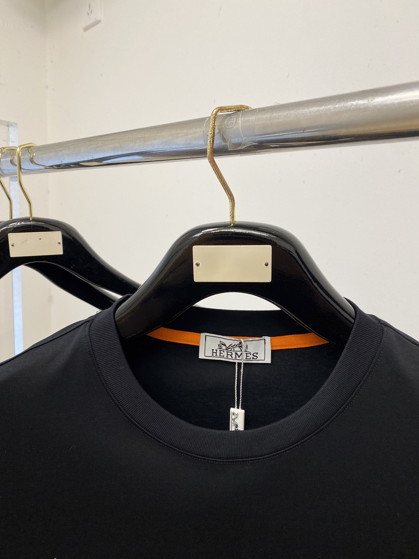 ￼爱马仕、2026新品短袖T恤，帅气时尚，胸前顶级烫钻图案logo，简约百搭款。面料棉 不仅挺括，保持潮