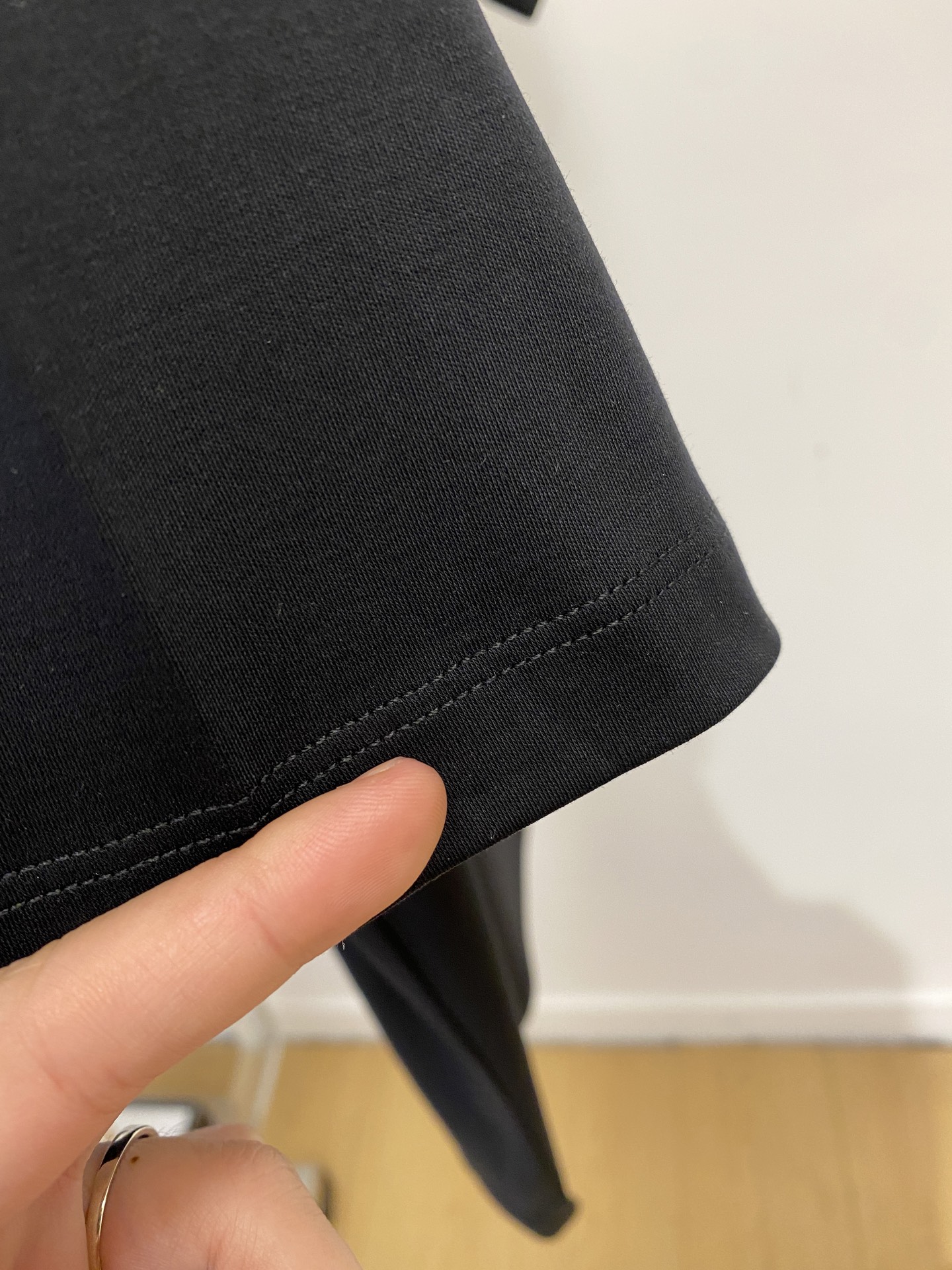 ￼爱马仕、2026新品短袖T恤，帅气时尚，胸前顶级烫钻图案logo，简约百搭款。面料棉 不仅挺括，保持潮