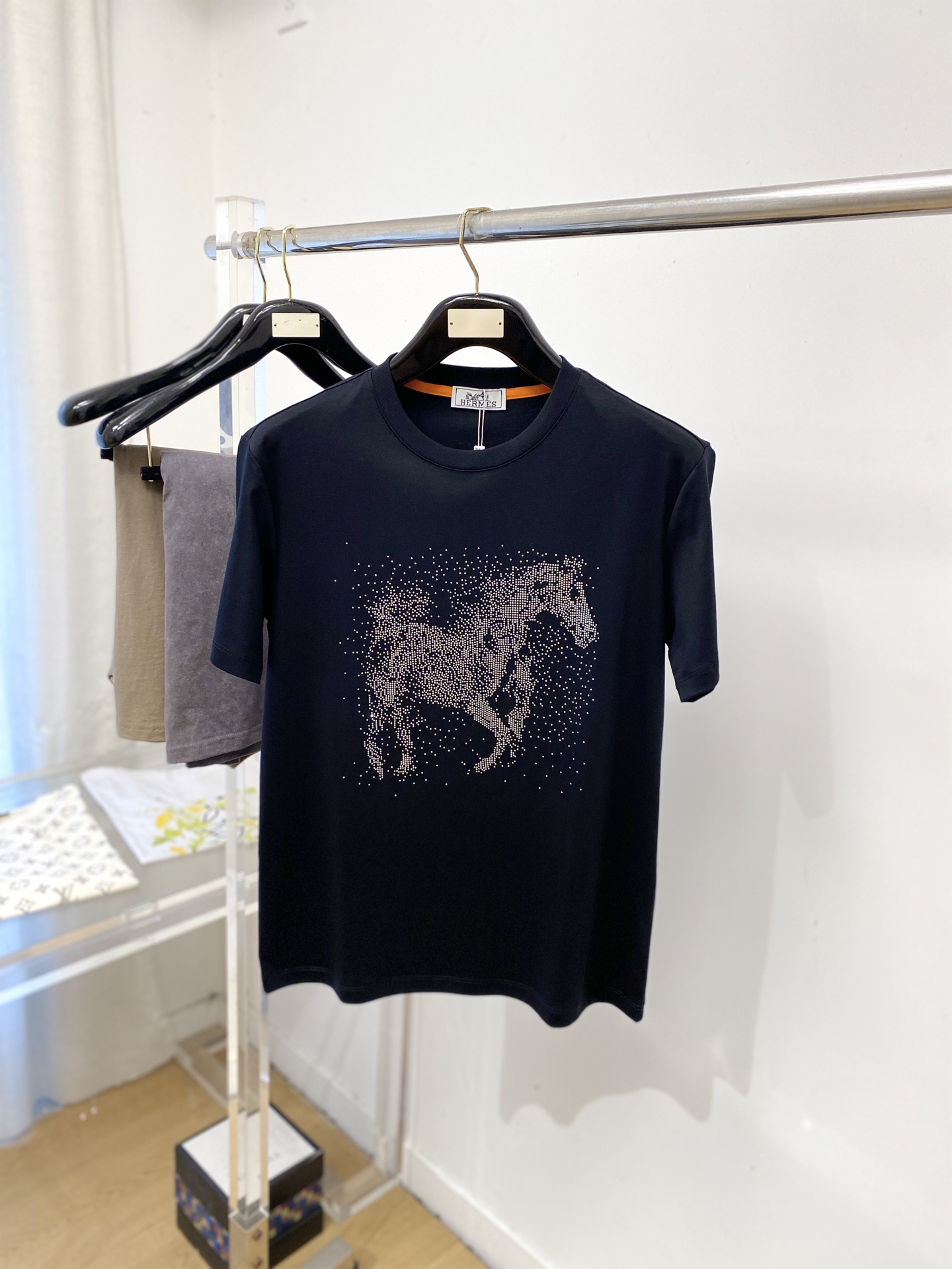 ￼爱马仕、2026新品短袖T恤，帅气时尚，胸前顶级烫钻图案logo，简约百搭款。面料棉 不仅挺括，保持潮