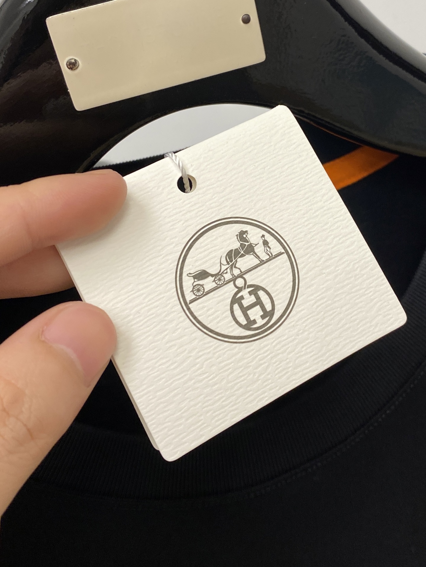 ￼爱马仕、2026新品短袖T恤，帅气时尚，胸前顶级烫钻图案logo，简约百搭款。面料棉 不仅挺括，保持潮