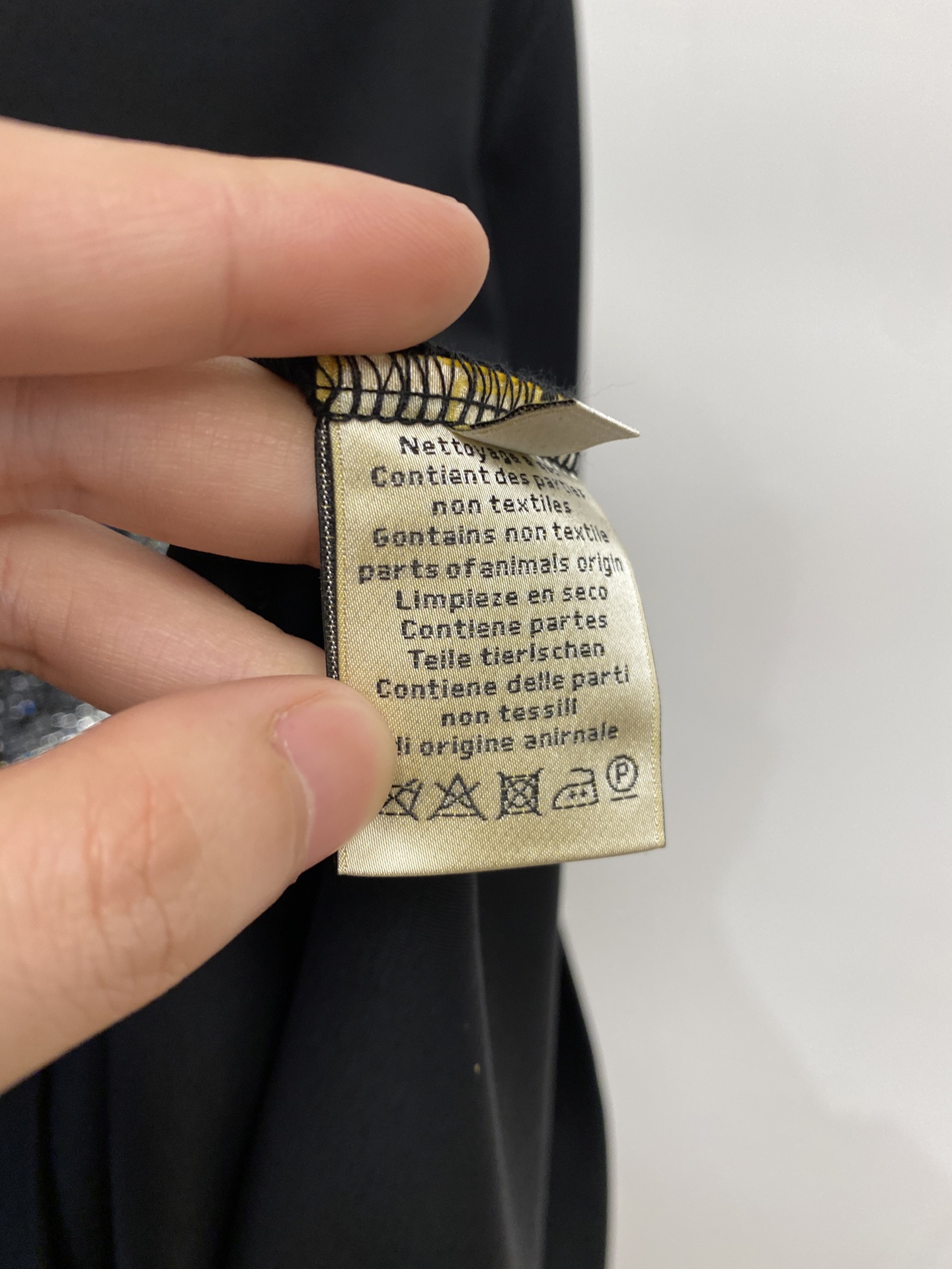 ￼爱马仕、2026新品短袖T恤，帅气时尚，胸前顶级烫钻图案logo，简约百搭款。面料棉 不仅挺括，保持潮