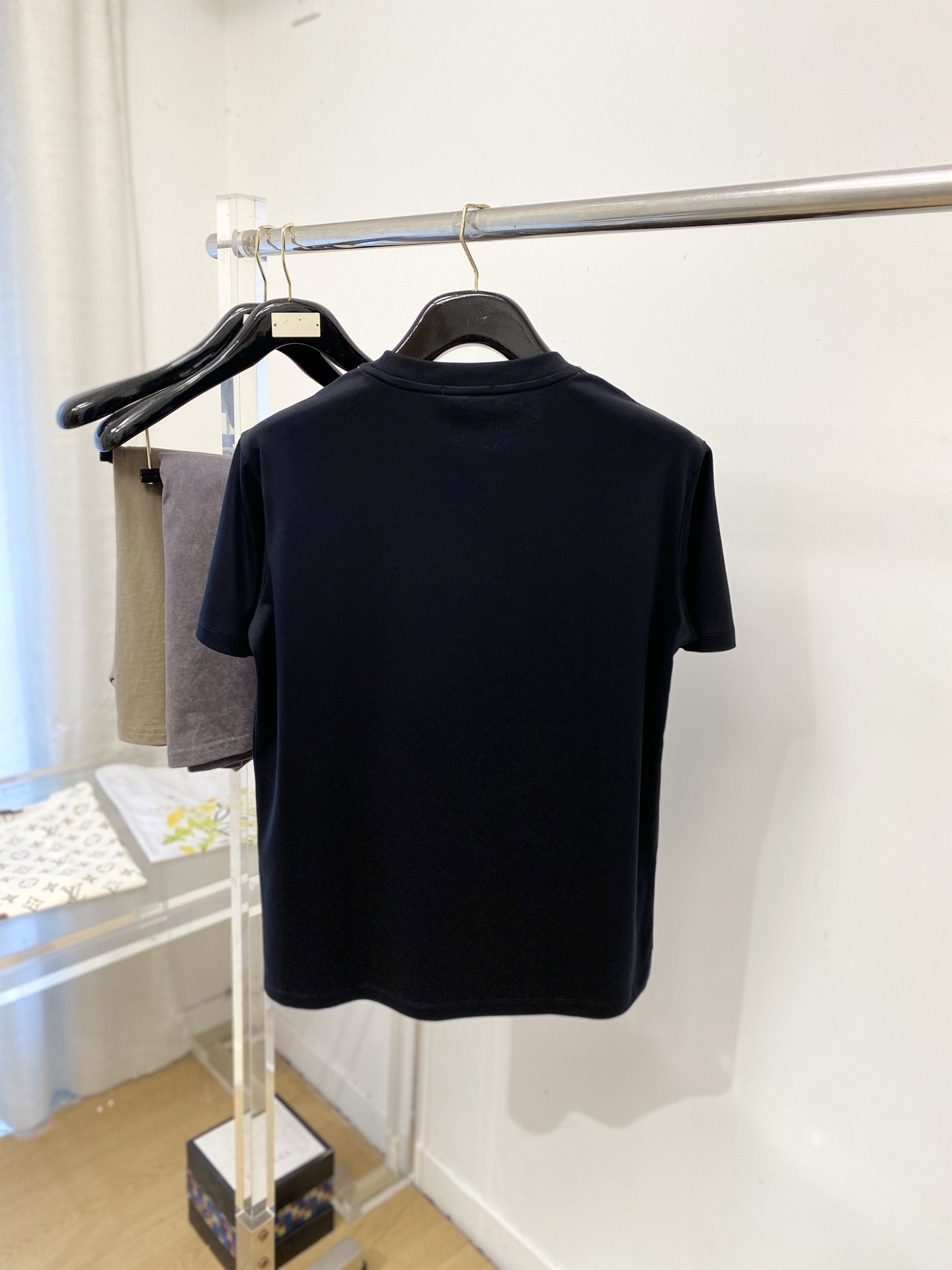 ￼爱马仕、2026新品短袖T恤，帅气时尚，胸前顶级烫钻图案logo，简约百搭款。面料棉 不仅挺括，保持潮