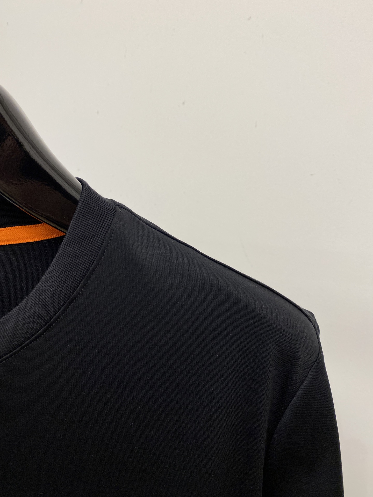 ￼爱马仕、2026新品短袖T恤，帅气时尚，胸前顶级烫钻图案logo，简约百搭款。面料棉 不仅挺括，保持潮