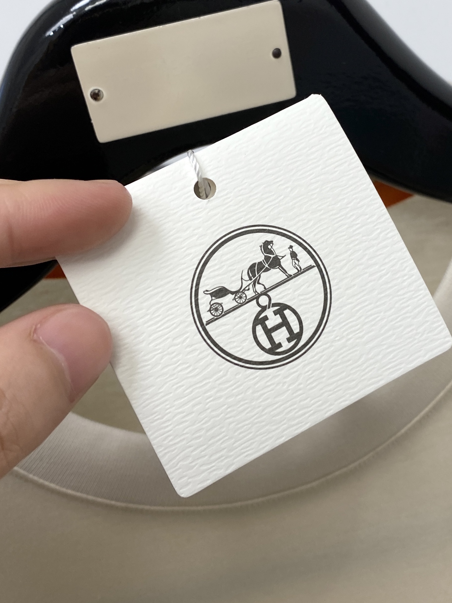 爱马仕、2026新品短袖T恤，帅气时尚，胸前顶级烫钻图案logo，简约百搭款。面料棉 不仅挺括，保持潮流