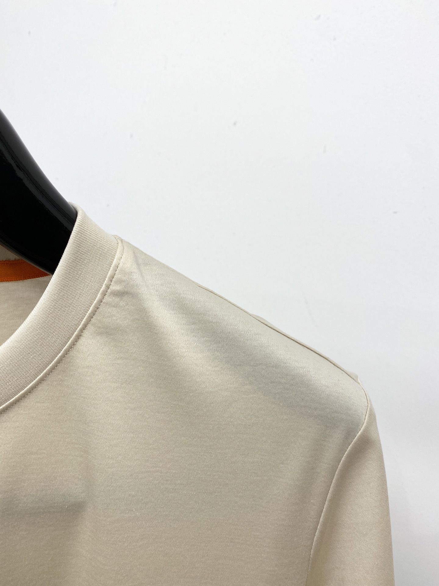 爱马仕、2026新品短袖T恤，帅气时尚，胸前顶级烫钻图案logo，简约百搭款。面料棉 不仅挺括，保持潮流