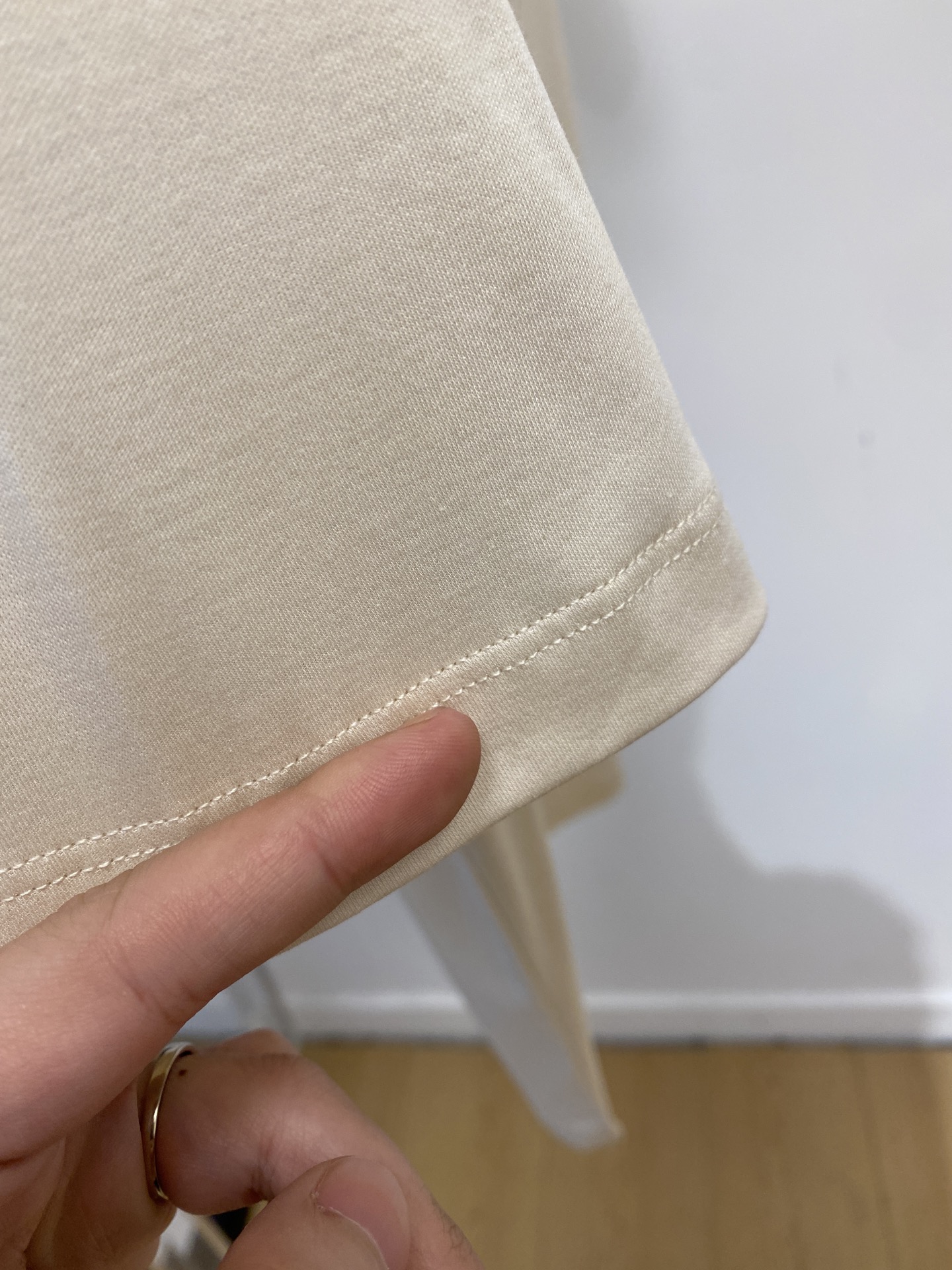 爱马仕、2026新品短袖T恤，帅气时尚，胸前顶级烫钻图案logo，简约百搭款。面料棉 不仅挺括，保持潮流