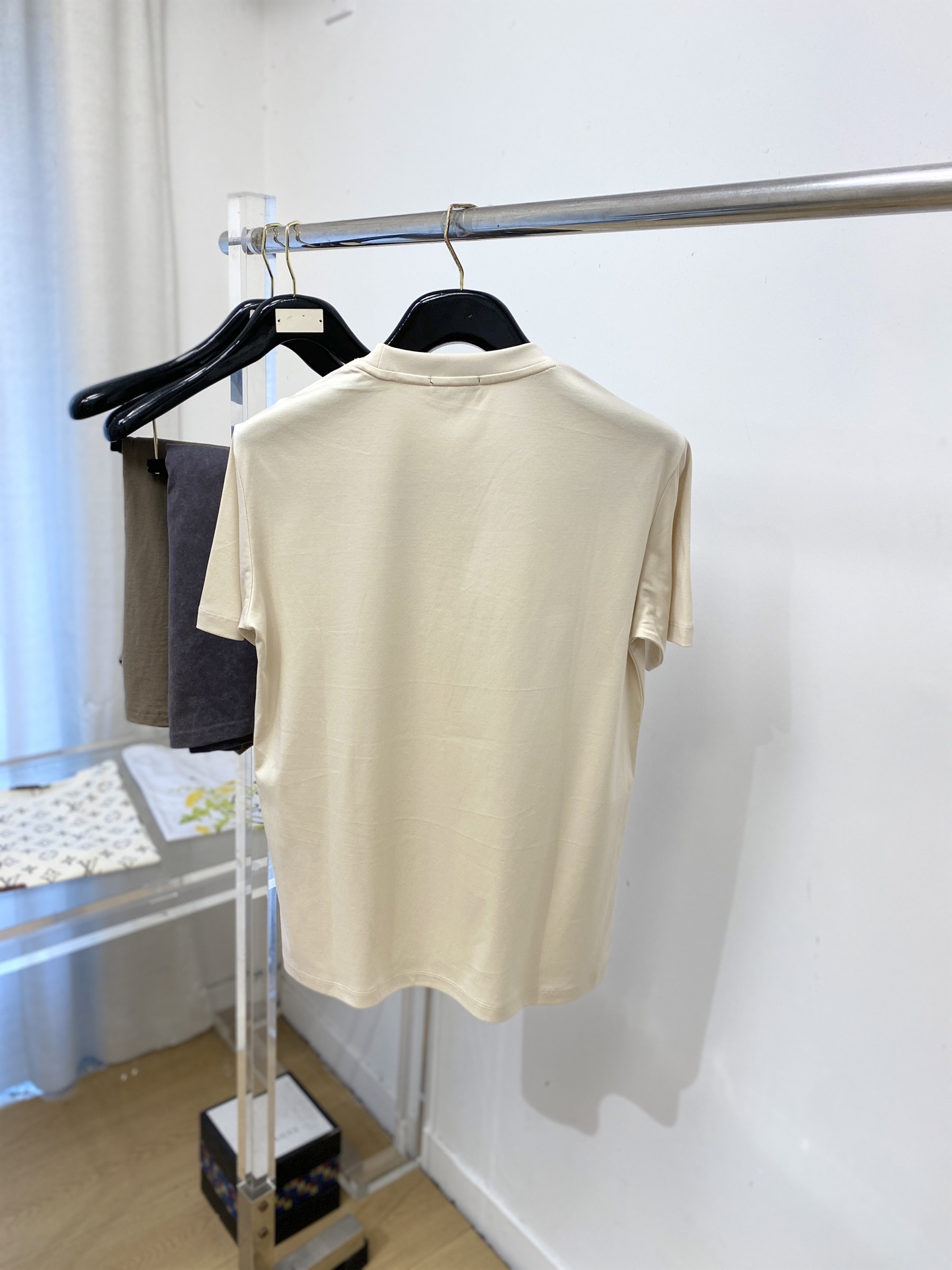 爱马仕、2026新品短袖T恤，帅气时尚，胸前顶级烫钻图案logo，简约百搭款。面料棉 不仅挺括，保持潮流