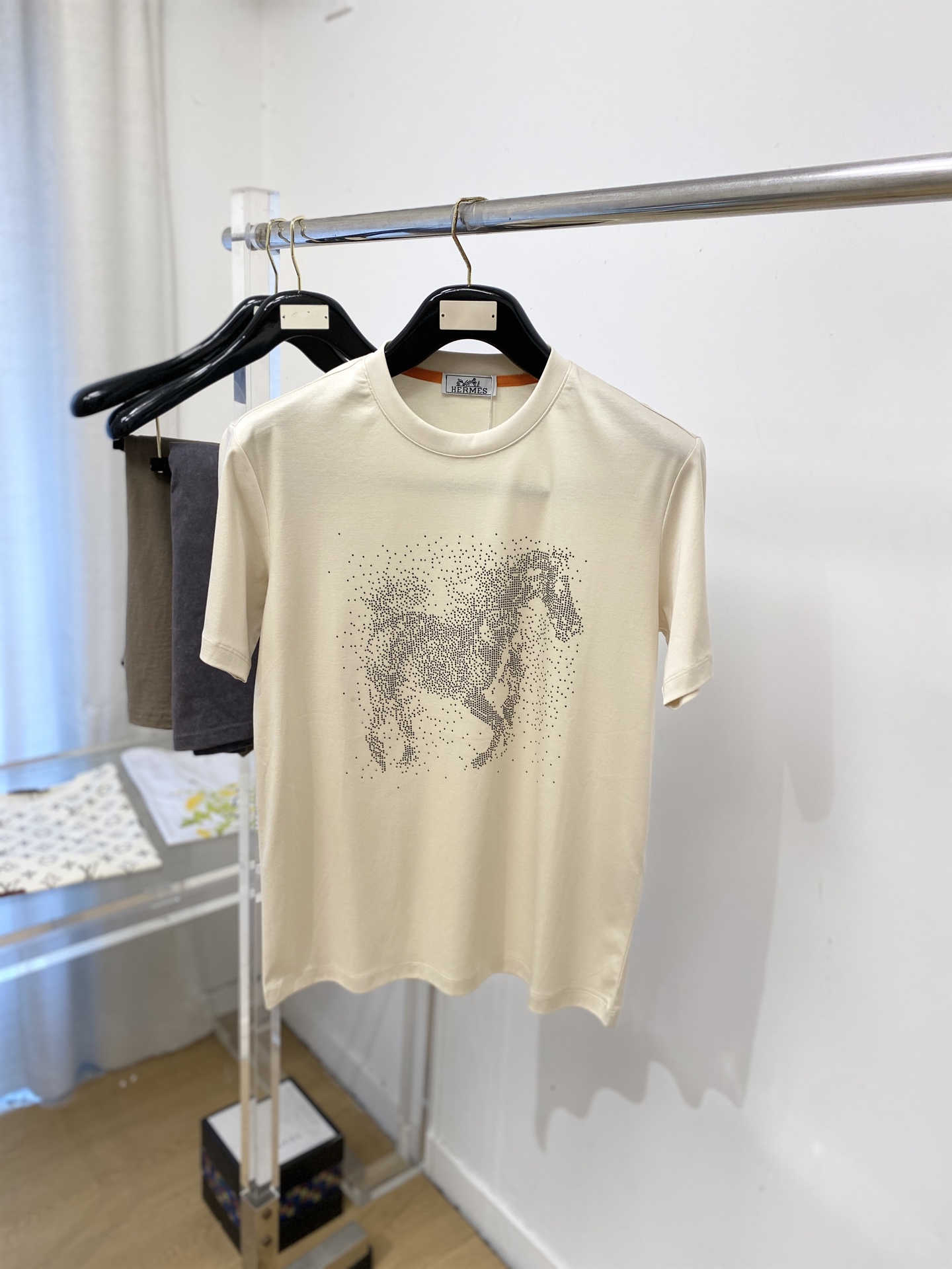 爱马仕、2026新品短袖T恤，帅气时尚，胸前顶级烫钻图案logo，简约百搭款。面料棉 不仅挺括，保持潮流