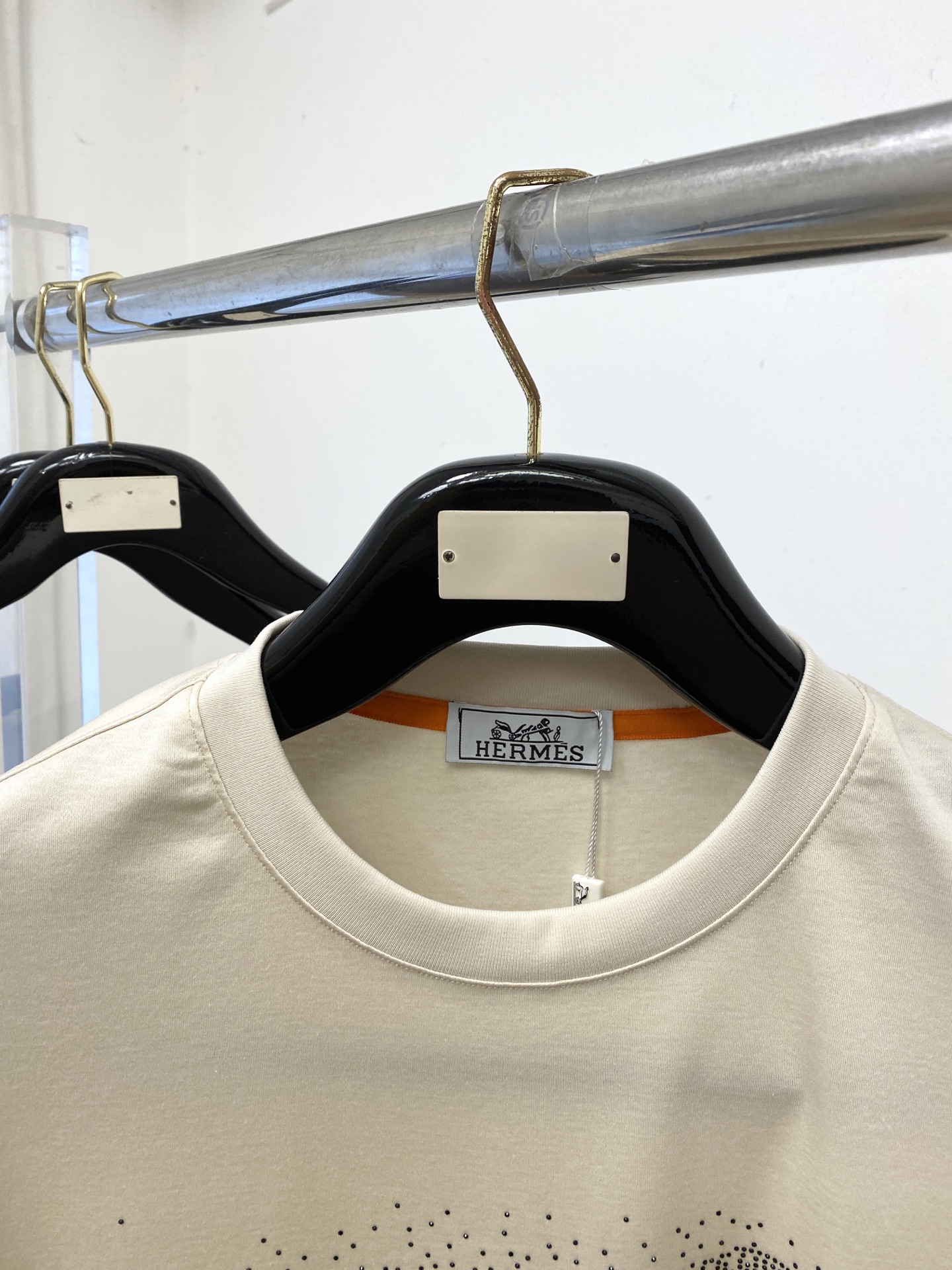 爱马仕、2026新品短袖T恤，帅气时尚，胸前顶级烫钻图案logo，简约百搭款。面料棉 不仅挺括，保持潮流