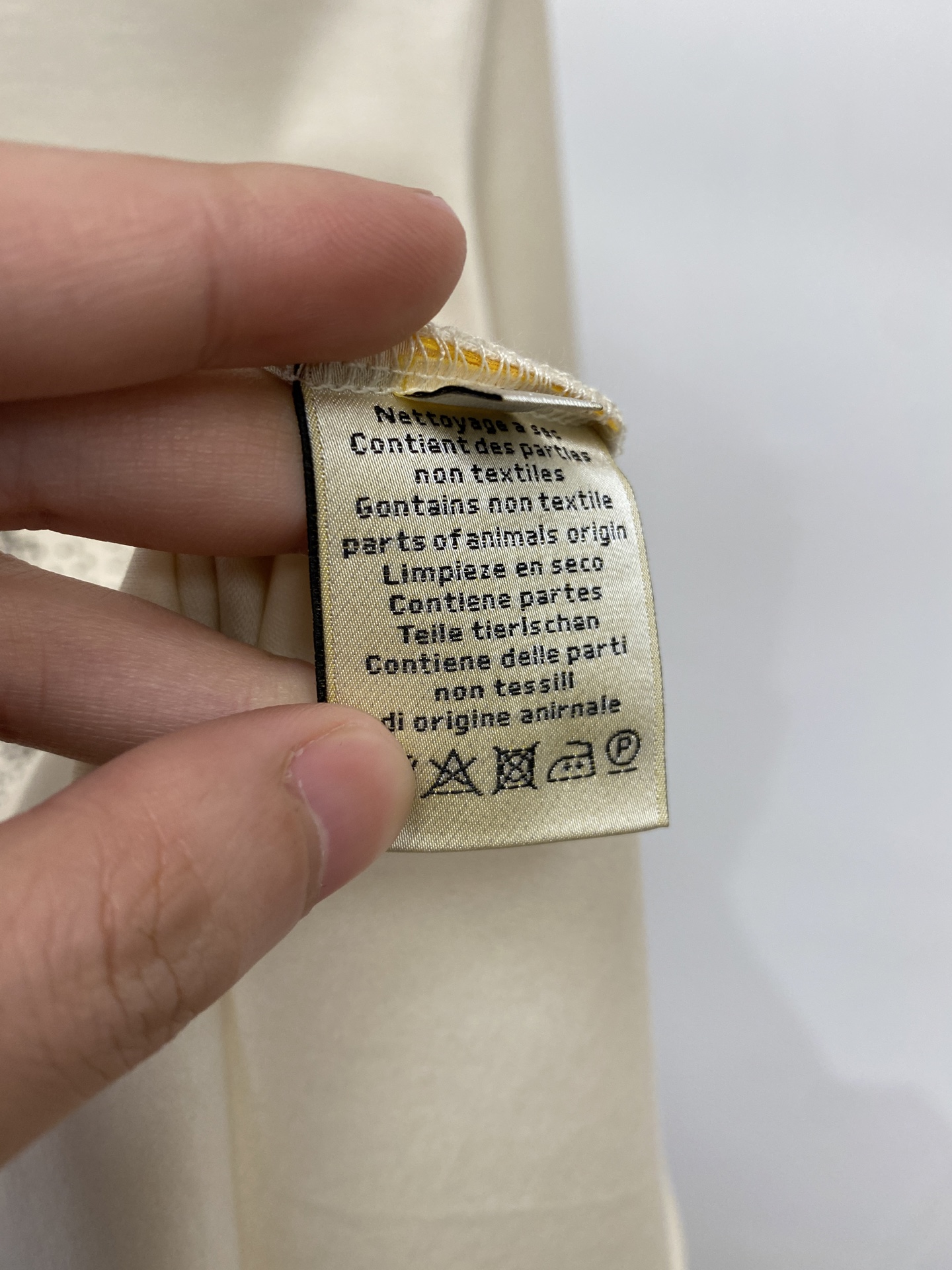 爱马仕、2026新品短袖T恤，帅气时尚，胸前顶级烫钻图案logo，简约百搭款。面料棉 不仅挺括，保持潮流