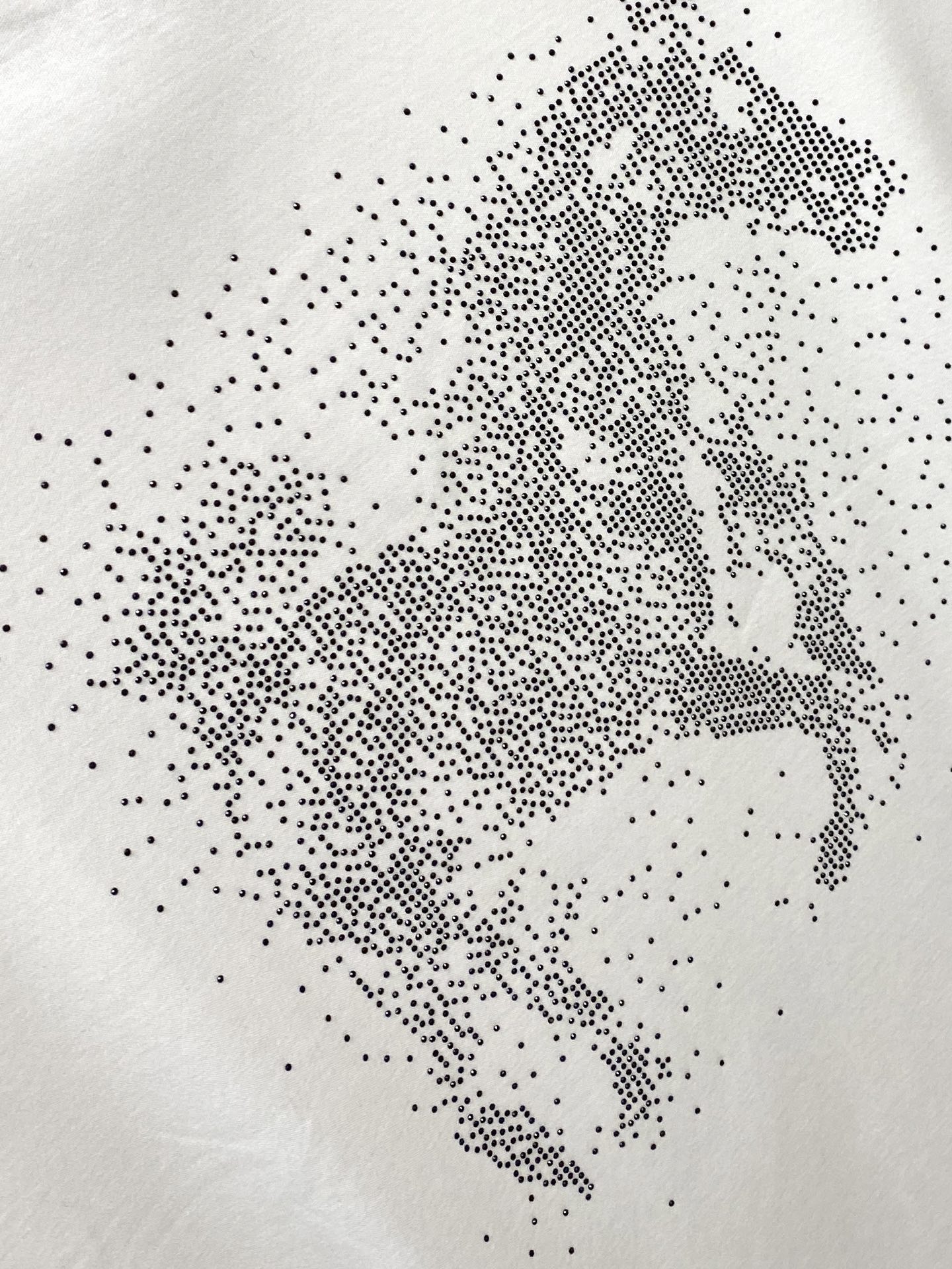 爱马仕、2026新品短袖T恤，帅气时尚，胸前顶级烫钻图案logo，简约百搭款。面料棉 不仅挺括，保持潮流