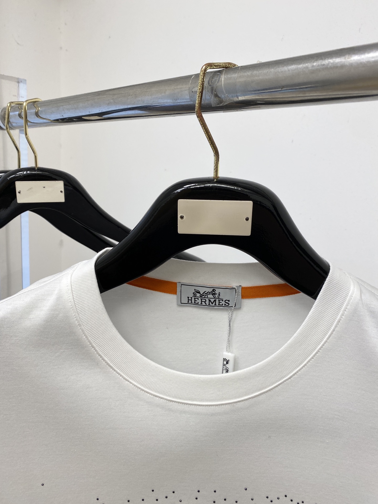 爱马仕、2026新品短袖T恤，帅气时尚，胸前顶级烫钻图案logo，简约百搭款。面料棉 不仅挺括，保持潮流