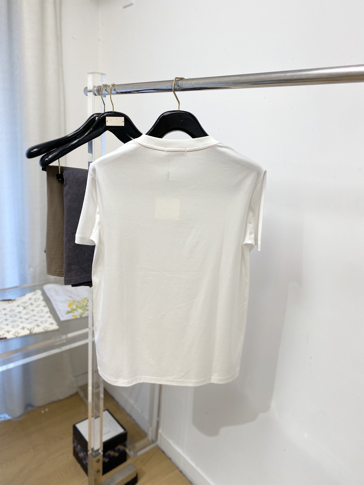 爱马仕、2026新品短袖T恤，帅气时尚，胸前顶级烫钻图案logo，简约百搭款。面料棉 不仅挺括，保持潮流