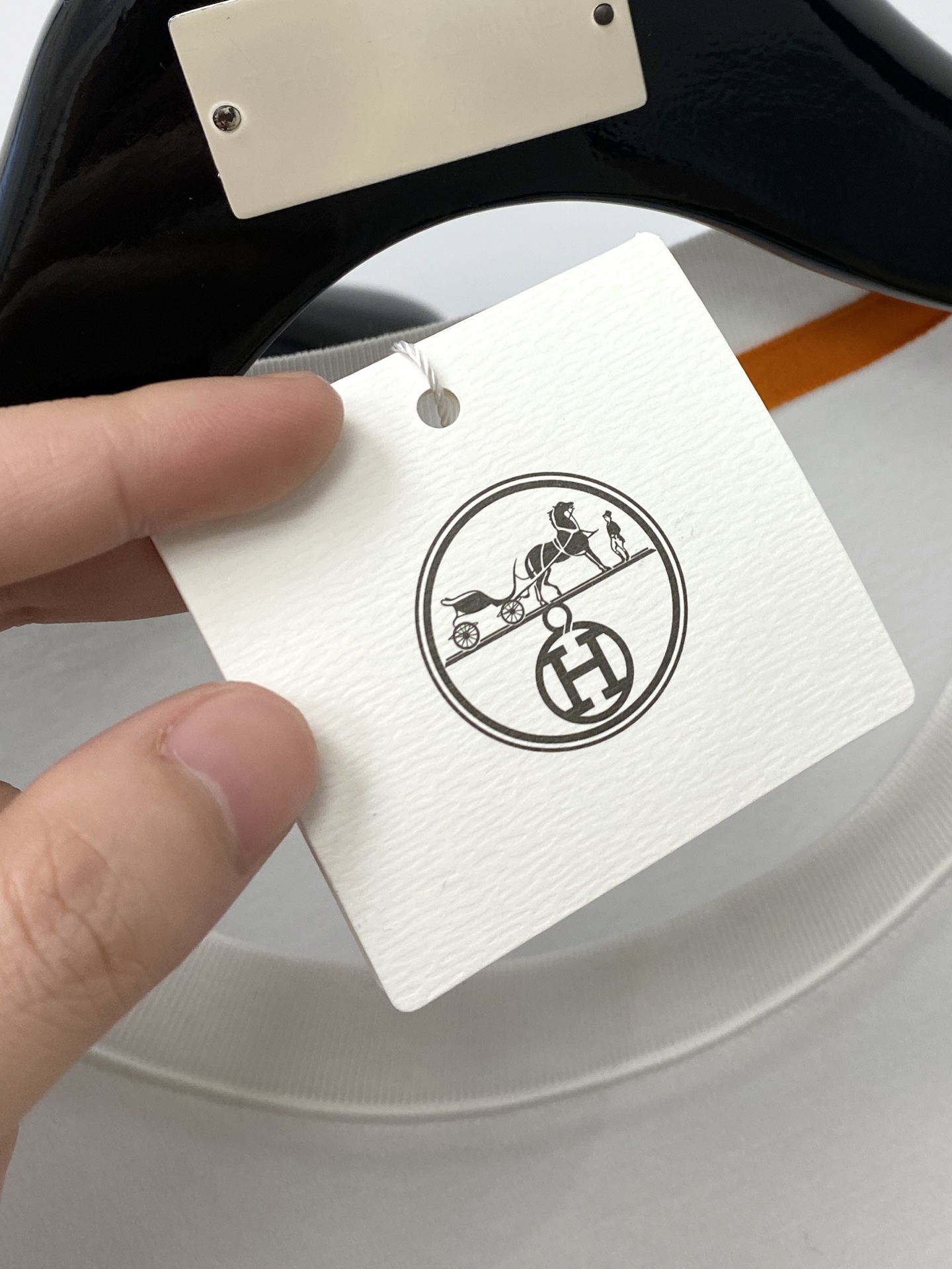 爱马仕、2026新品短袖T恤，帅气时尚，胸前顶级烫钻图案logo，简约百搭款。面料棉 不仅挺括，保持潮流