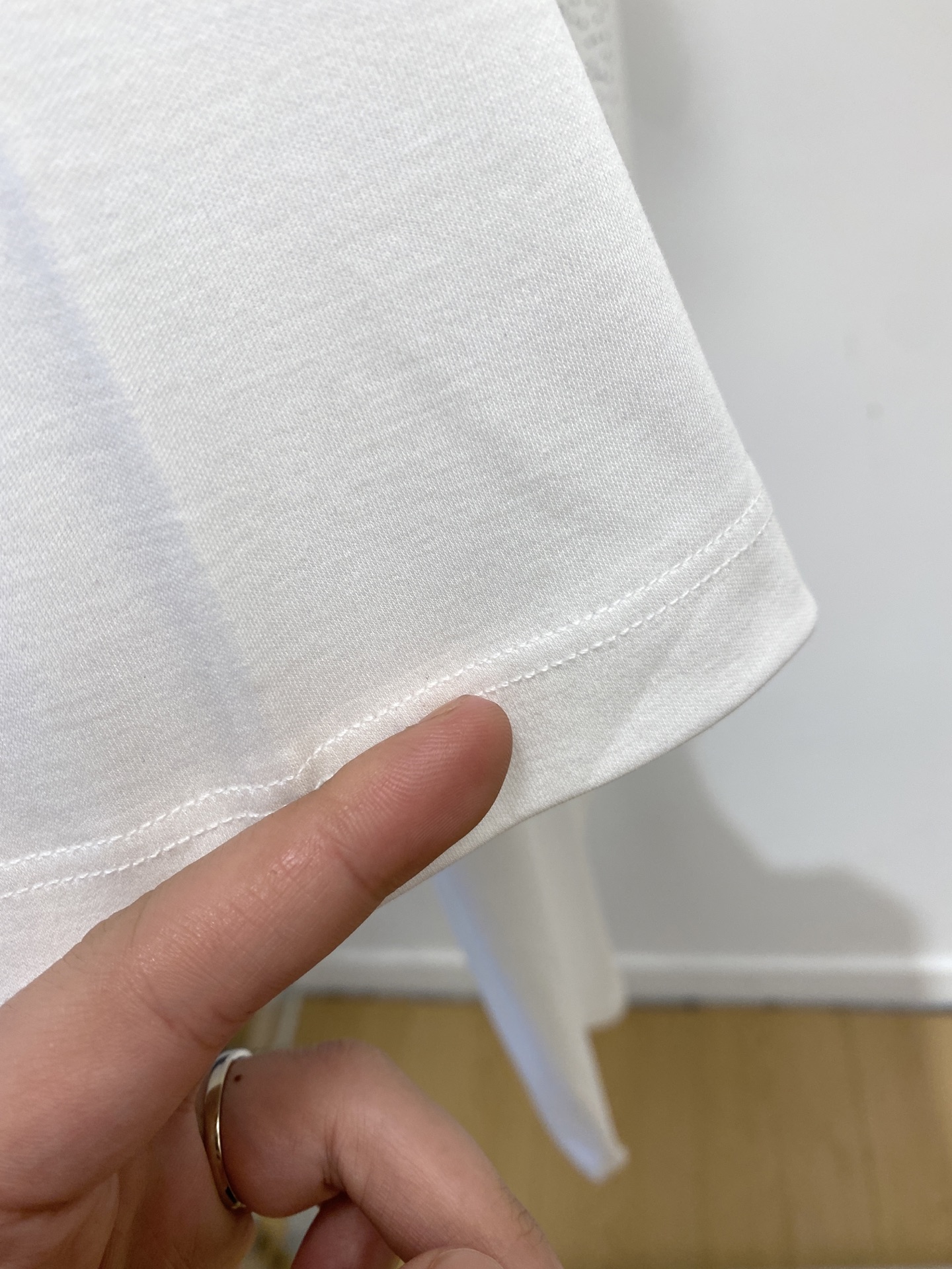 爱马仕、2026新品短袖T恤，帅气时尚，胸前顶级烫钻图案logo，简约百搭款。面料棉 不仅挺括，保持潮流