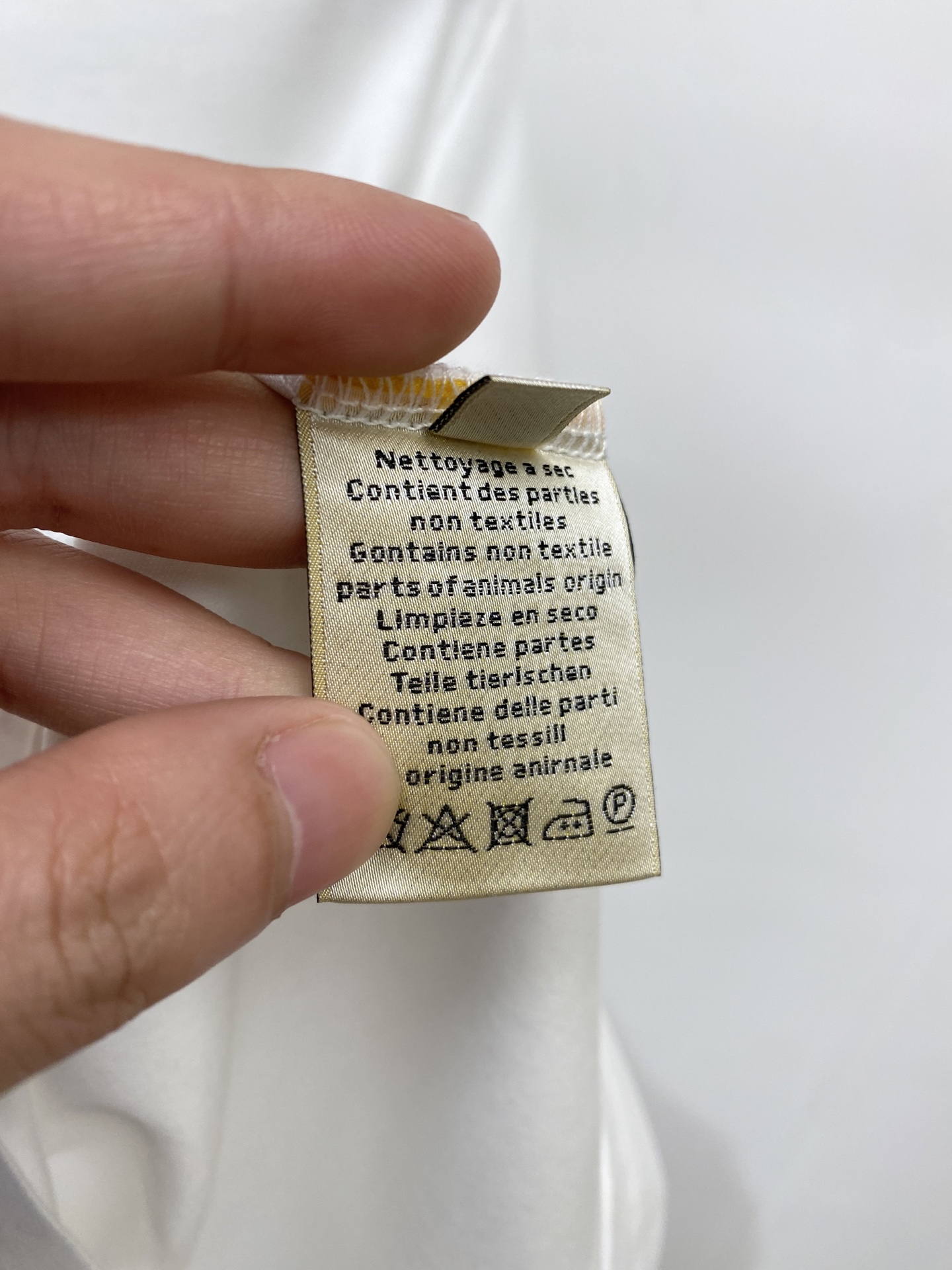 爱马仕、2026新品短袖T恤，帅气时尚，胸前顶级烫钻图案logo，简约百搭款。面料棉 不仅挺括，保持潮流