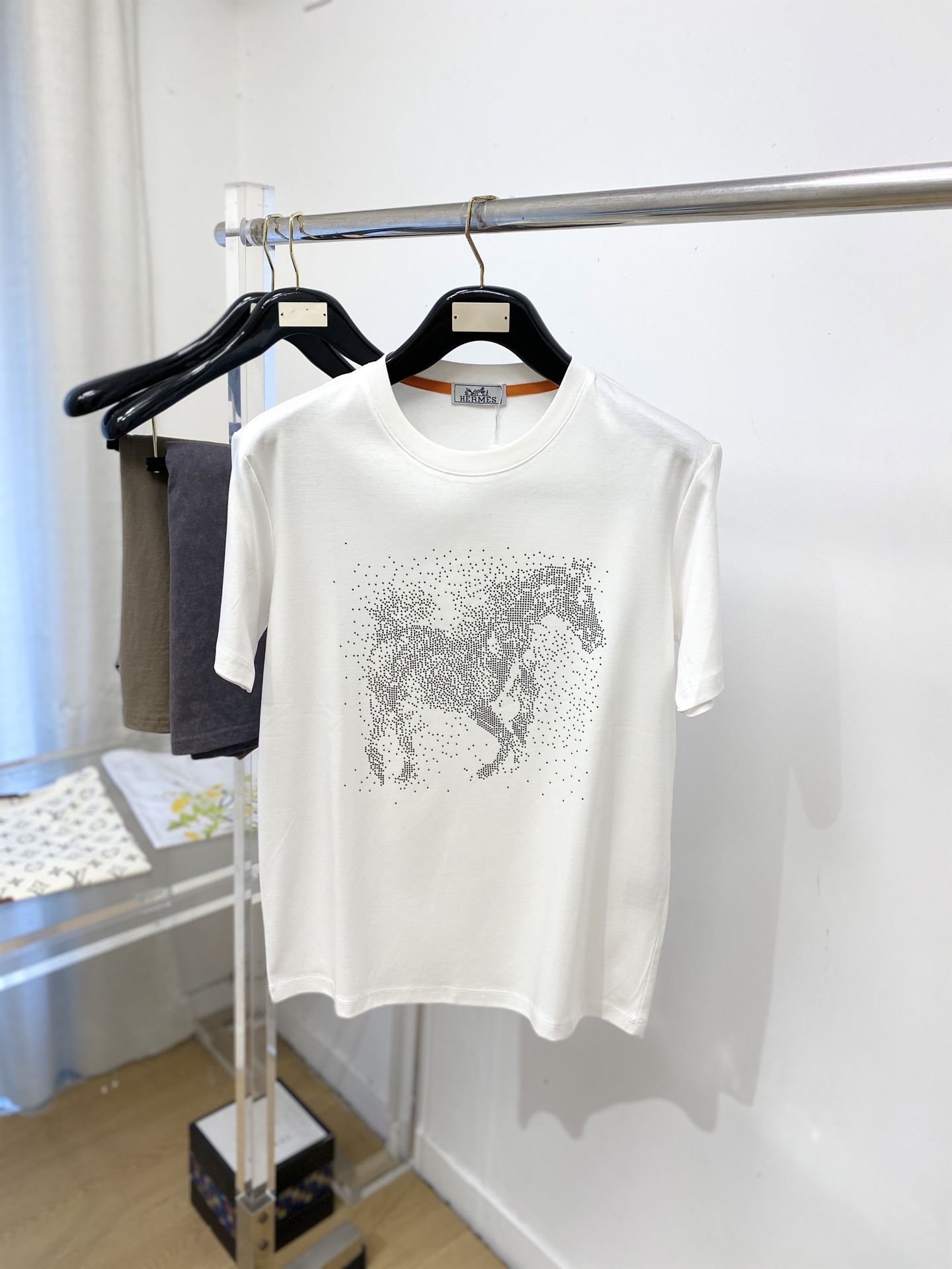 爱马仕、2026新品短袖T恤，帅气时尚，胸前顶级烫钻图案logo，简约百搭款。面料棉 不仅挺括，保持潮流