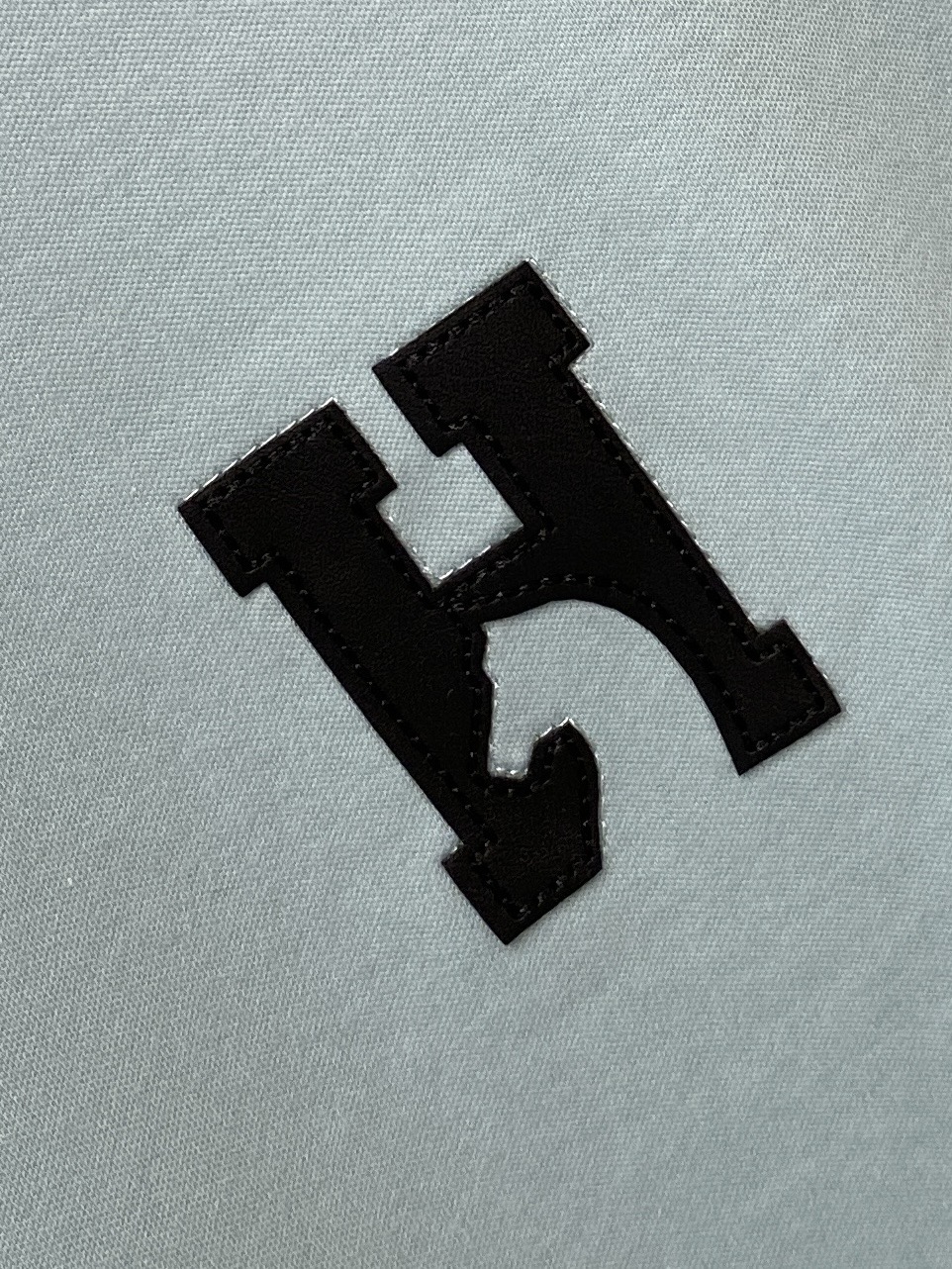 爱马仕、2026新品短袖T恤，帅气时尚，胸前刺绣装饰字母logo，简约百搭款。面料棉 不仅挺括，保持潮流