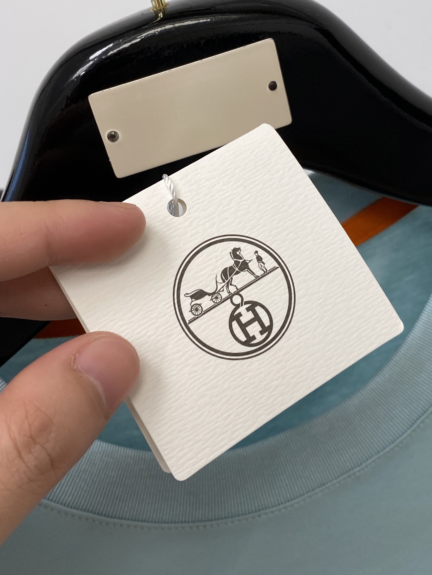 爱马仕、2026新品短袖T恤，帅气时尚，胸前刺绣装饰字母logo，简约百搭款。面料棉 不仅挺括，保持潮流