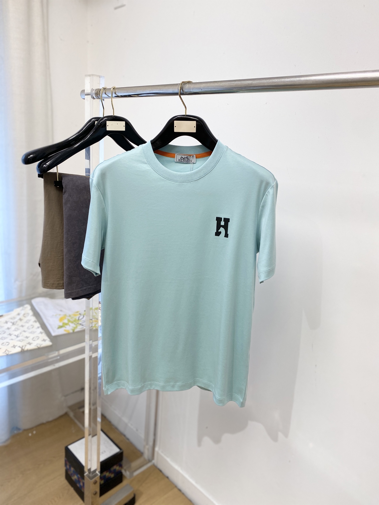 爱马仕、2026新品短袖T恤，帅气时尚，胸前刺绣装饰字母logo，简约百搭款。面料棉 不仅挺括，保持潮流