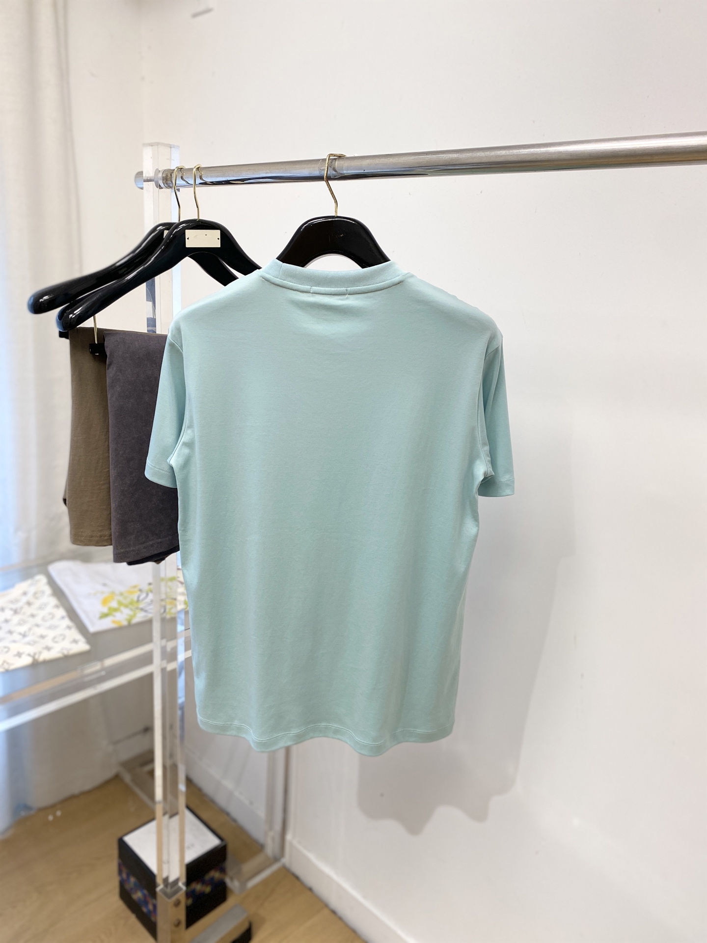 爱马仕、2026新品短袖T恤，帅气时尚，胸前刺绣装饰字母logo，简约百搭款。面料棉 不仅挺括，保持潮流