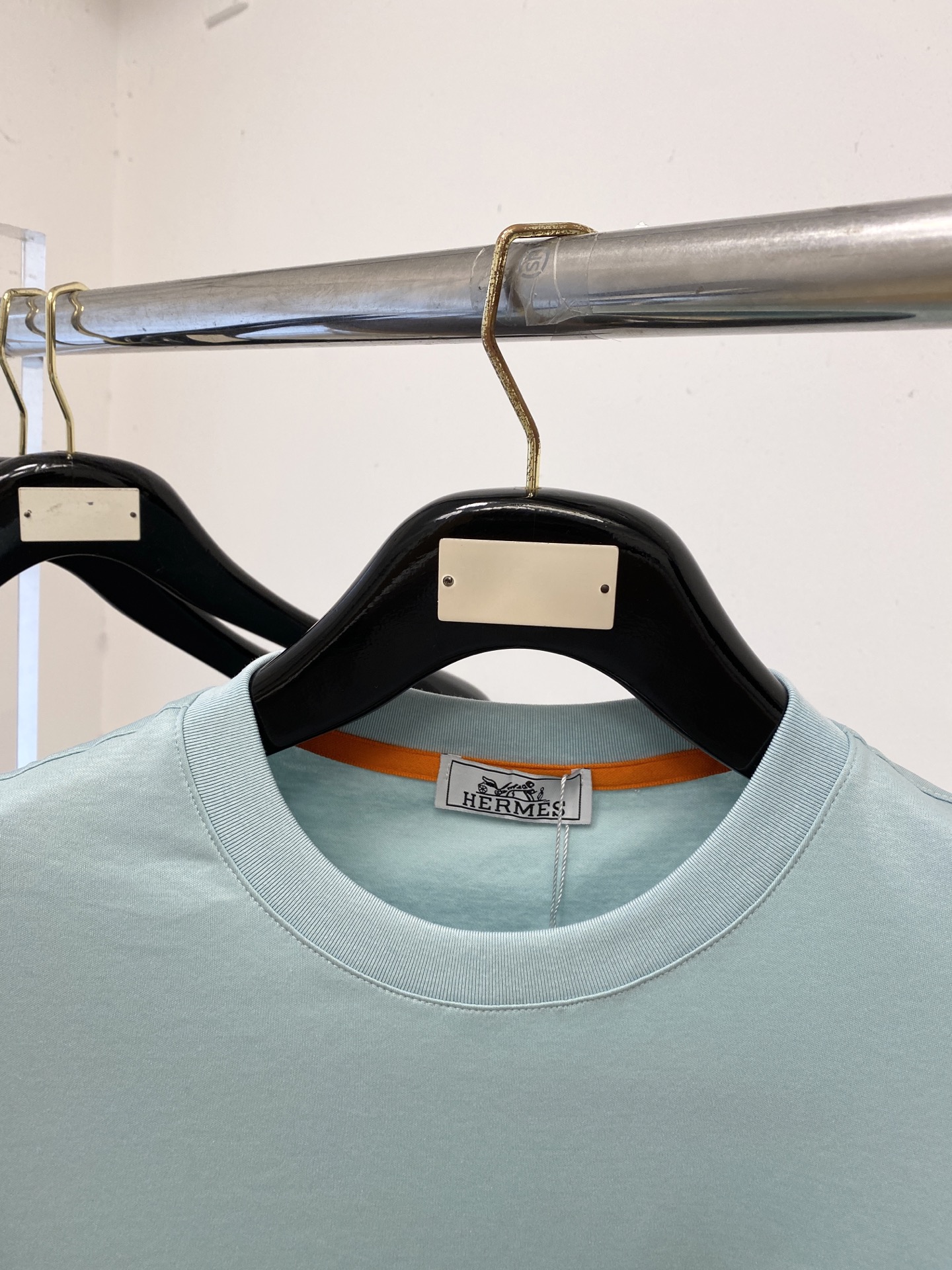 爱马仕、2026新品短袖T恤，帅气时尚，胸前刺绣装饰字母logo，简约百搭款。面料棉 不仅挺括，保持潮流