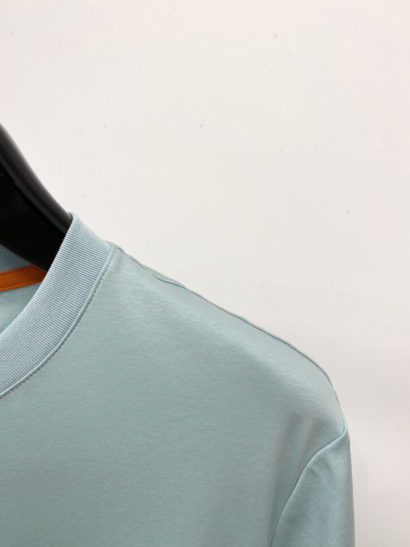 爱马仕、2026新品短袖T恤，帅气时尚，胸前刺绣装饰字母logo，简约百搭款。面料棉 不仅挺括，保持潮流