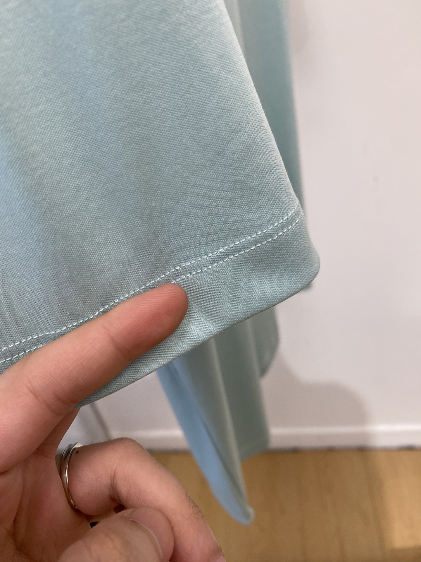 爱马仕、2026新品短袖T恤，帅气时尚，胸前刺绣装饰字母logo，简约百搭款。面料棉 不仅挺括，保持潮流