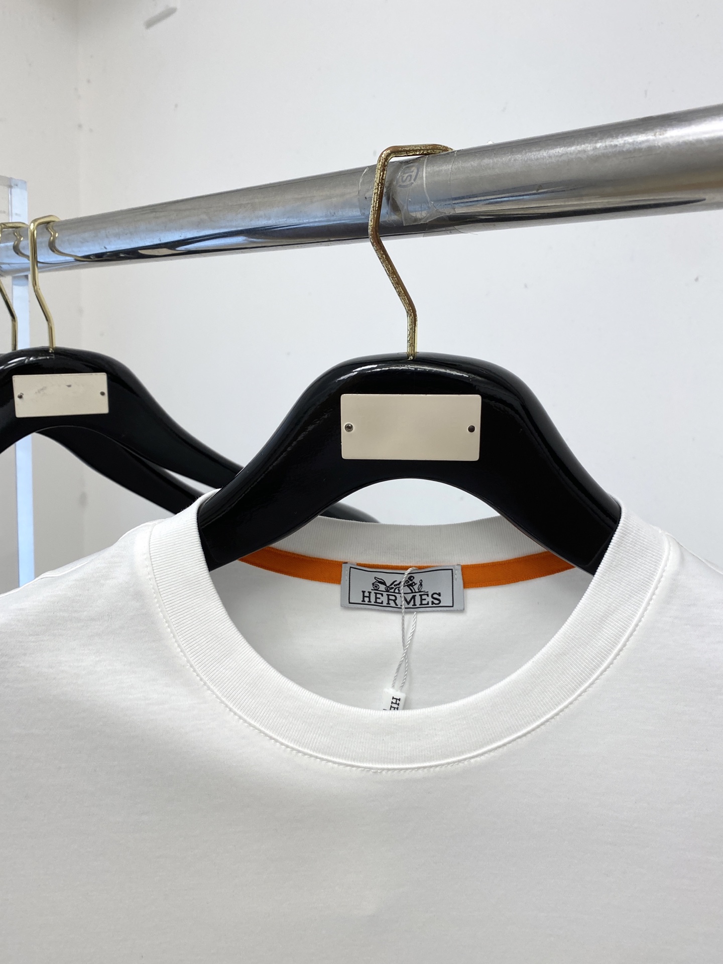 爱马仕、2026新品短袖T恤，帅气时尚，胸前刺绣装饰字母logo，简约百搭款。面料棉 不仅挺括，保持潮流