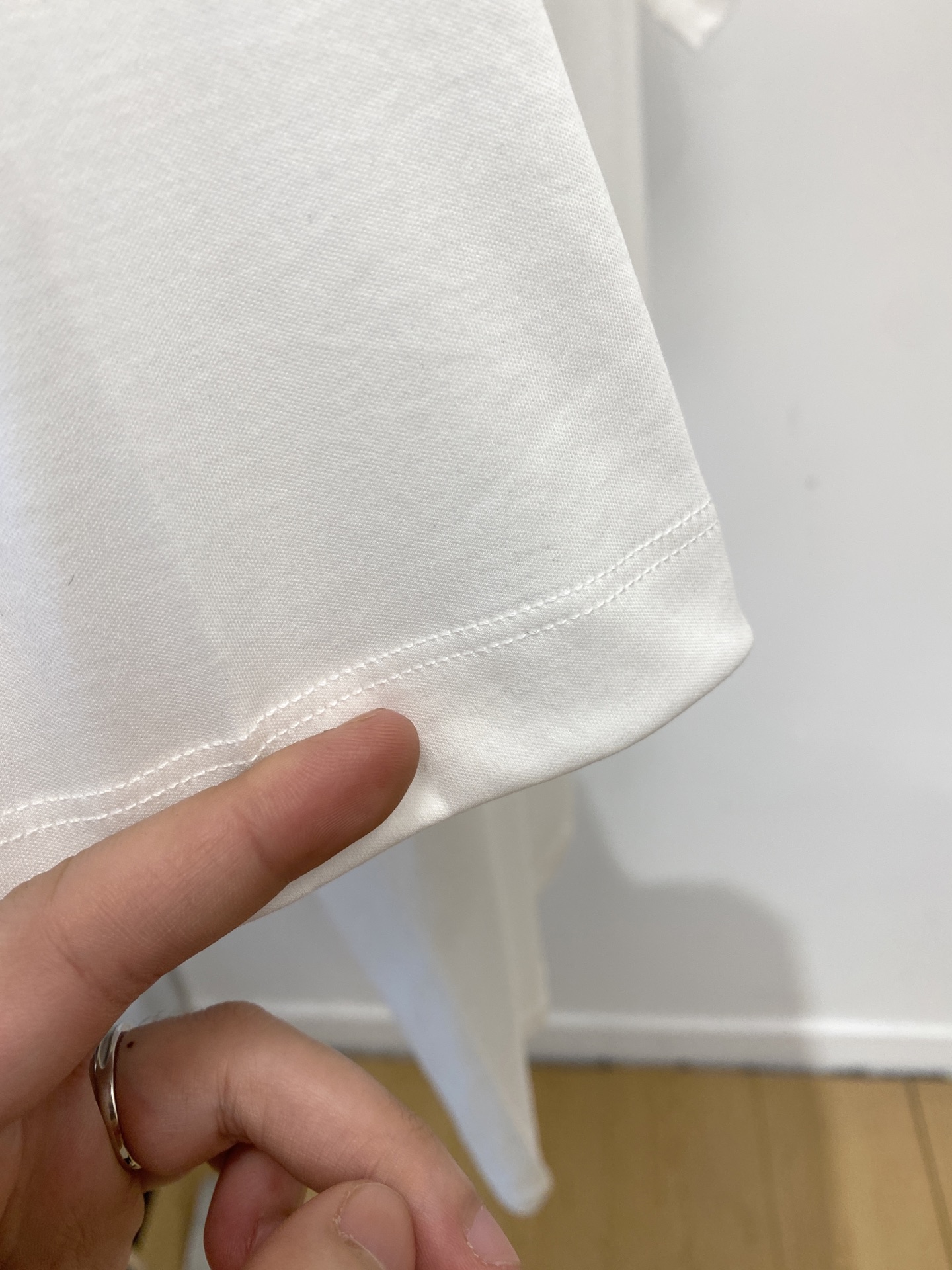 爱马仕、2026新品短袖T恤，帅气时尚，胸前刺绣装饰字母logo，简约百搭款。面料棉 不仅挺括，保持潮流