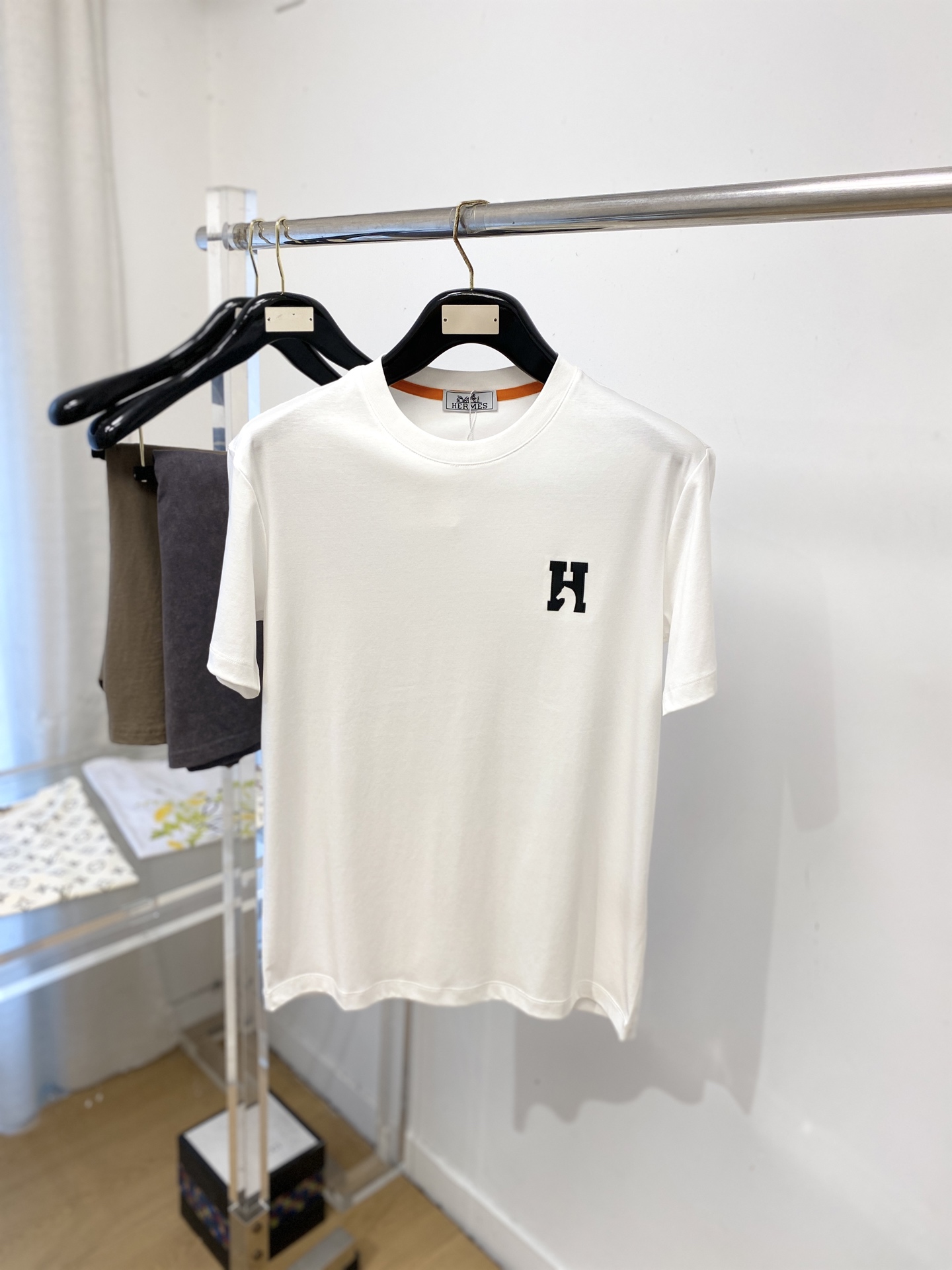 爱马仕、2026新品短袖T恤，帅气时尚，胸前刺绣装饰字母logo，简约百搭款。面料棉 不仅挺括，保持潮流