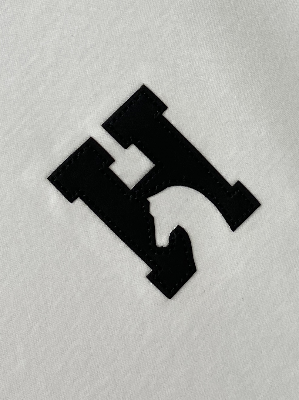 爱马仕、2026新品短袖T恤，帅气时尚，胸前刺绣装饰字母logo，简约百搭款。面料棉 不仅挺括，保持潮流