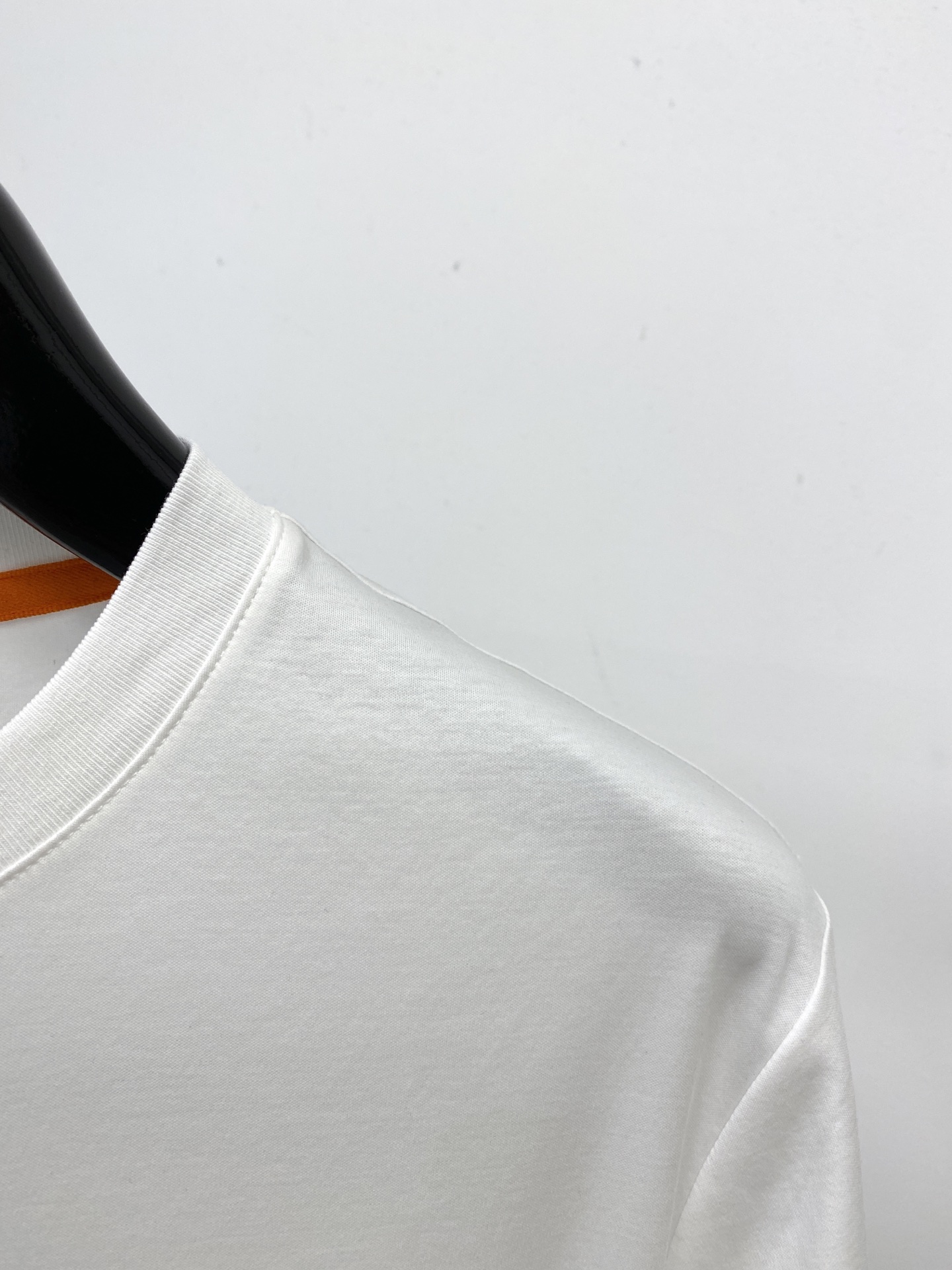 爱马仕、2026新品短袖T恤，帅气时尚，胸前刺绣装饰字母logo，简约百搭款。面料棉 不仅挺括，保持潮流