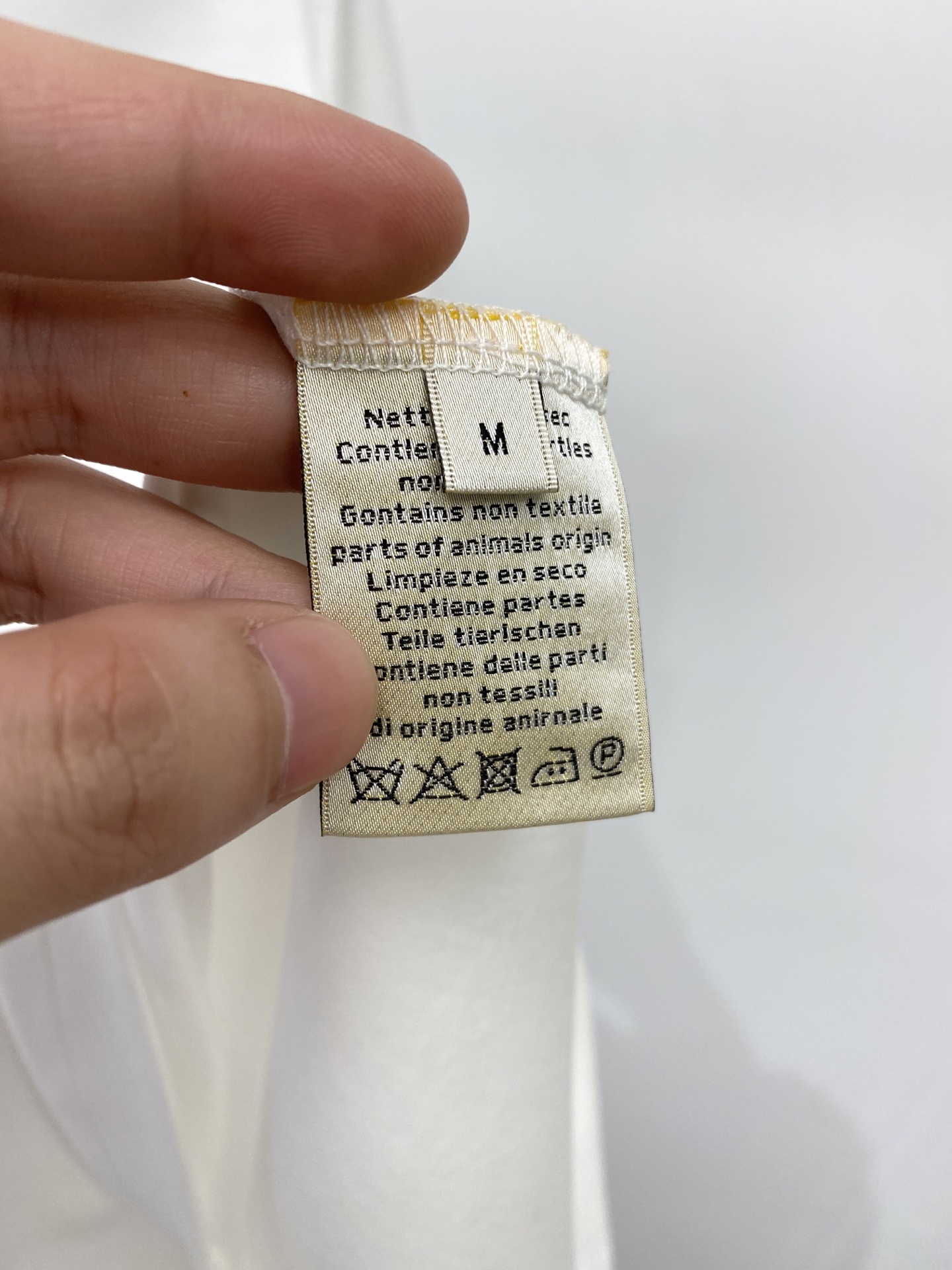 爱马仕、2026新品短袖T恤，帅气时尚，胸前刺绣装饰字母logo，简约百搭款。面料棉 不仅挺括，保持潮流