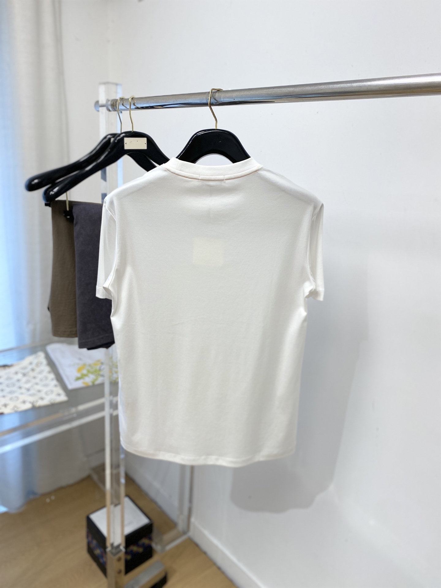 爱马仕、2026新品短袖T恤，帅气时尚，胸前刺绣装饰字母logo，简约百搭款。面料棉 不仅挺括，保持潮流