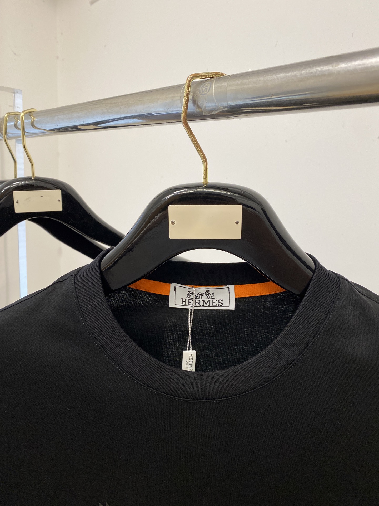 爱马仕、2026新品短袖T恤，帅气时尚，胸前刺绣装饰图案logo，简约百搭款。面料棉 不仅挺括，保持潮流