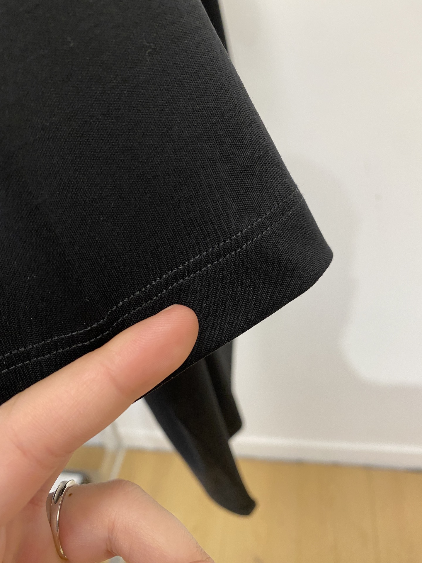 爱马仕、2026新品短袖T恤，帅气时尚，胸前刺绣装饰图案logo，简约百搭款。面料棉 不仅挺括，保持潮流