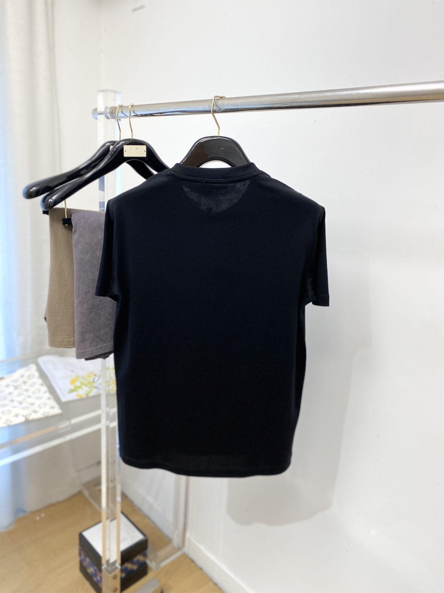 爱马仕、2026新品短袖T恤，帅气时尚，胸前刺绣装饰图案logo，简约百搭款。面料棉 不仅挺括，保持潮流