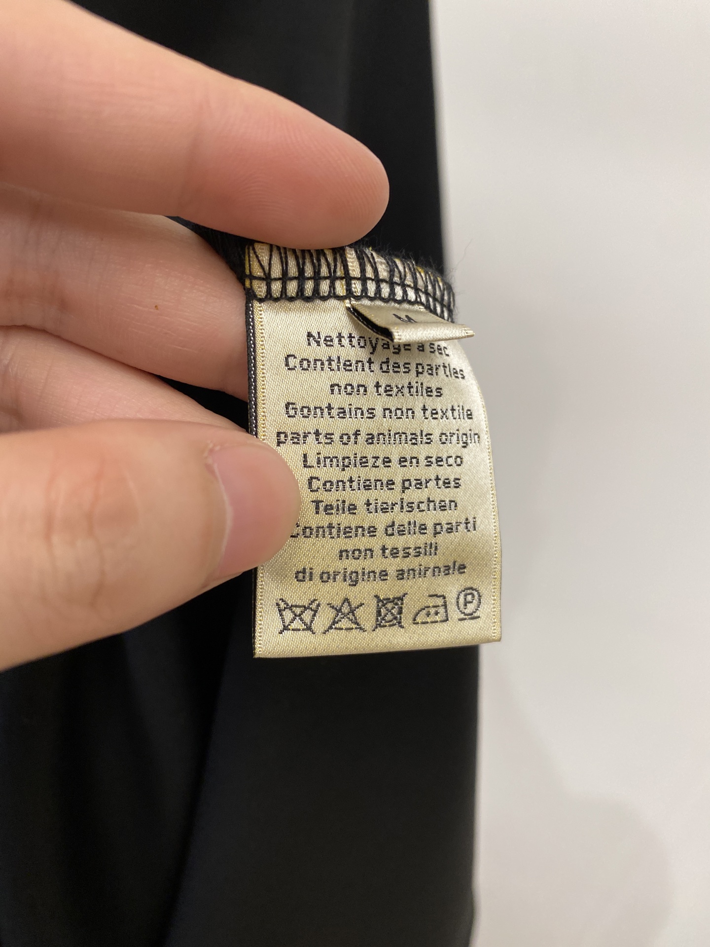 爱马仕、2026新品短袖T恤，帅气时尚，胸前刺绣装饰图案logo，简约百搭款。面料棉 不仅挺括，保持潮流