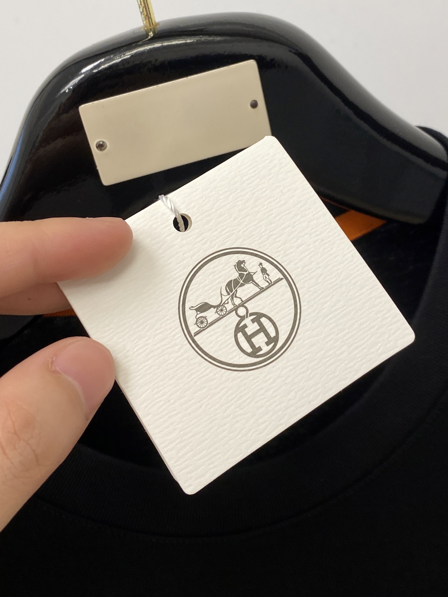 爱马仕、2026新品短袖T恤，帅气时尚，胸前刺绣装饰图案logo，简约百搭款。面料棉 不仅挺括，保持潮流