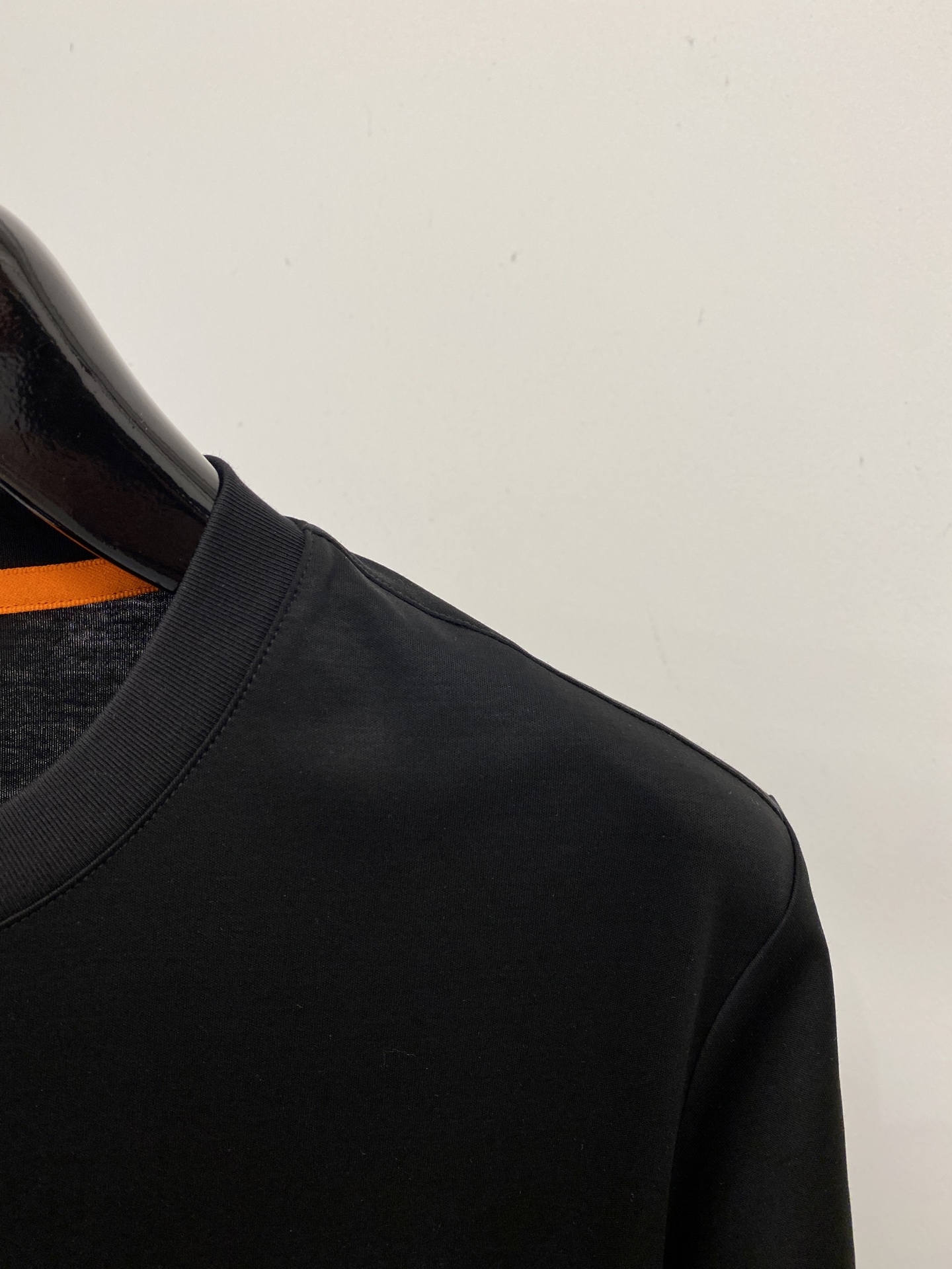 爱马仕、2026新品短袖T恤，帅气时尚，胸前刺绣装饰图案logo，简约百搭款。面料棉 不仅挺括，保持潮流