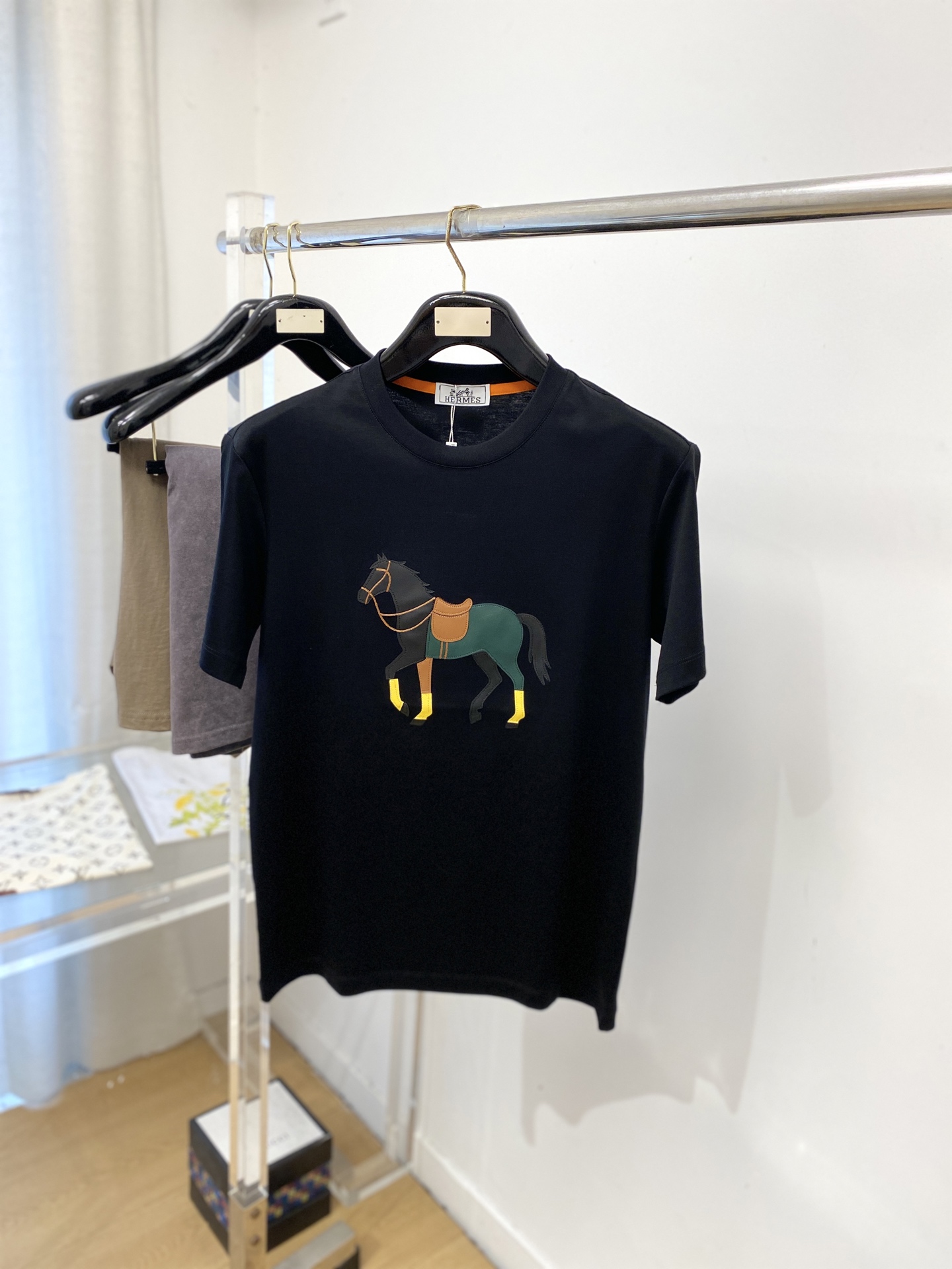 爱马仕、2026新品短袖T恤，帅气时尚，胸前刺绣装饰图案logo，简约百搭款。面料棉 不仅挺括，保持潮流