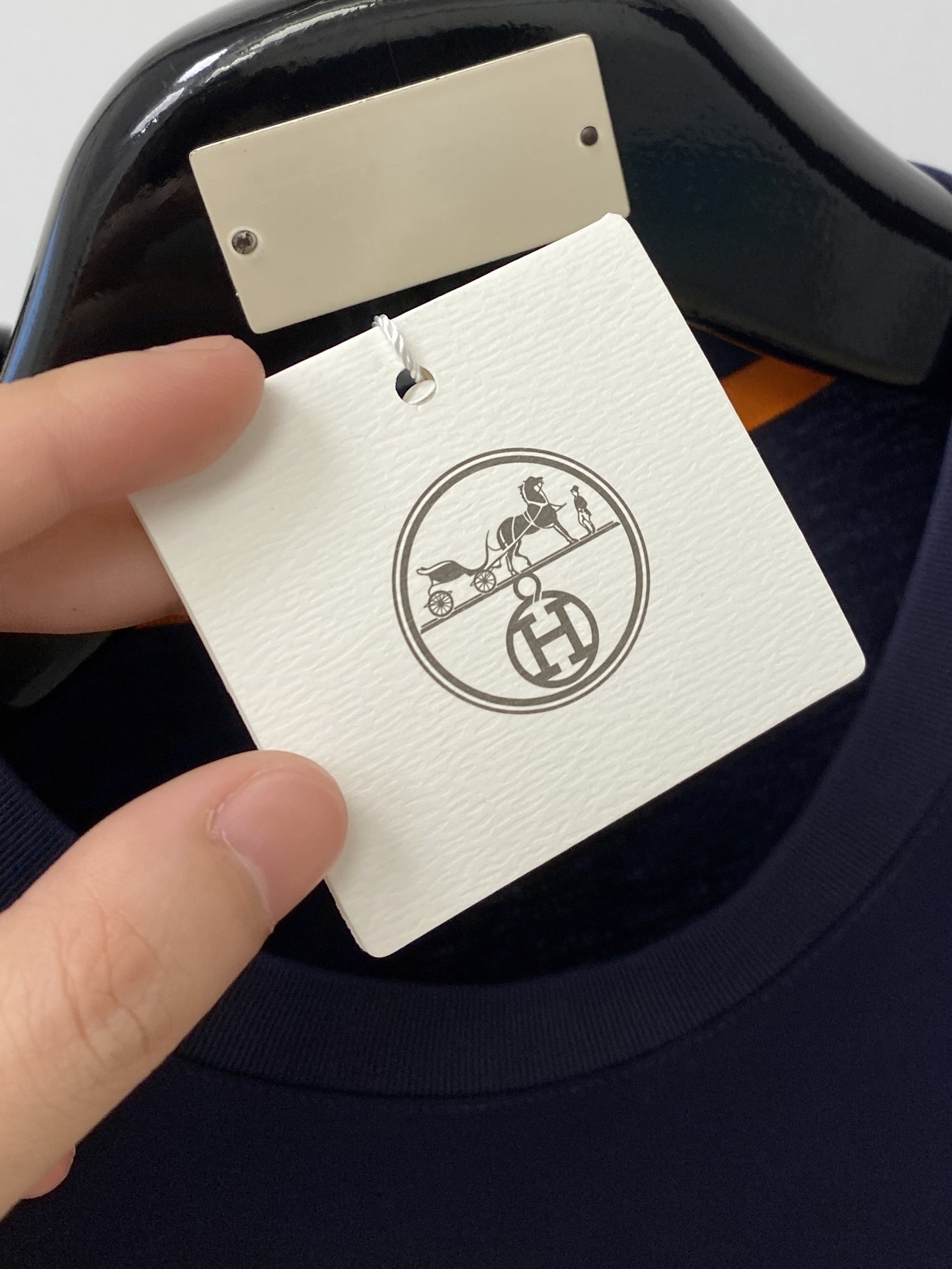 爱马仕、2026新品短袖T恤，帅气时尚，胸前刺绣装饰图案logo，简约百搭款。面料棉 不仅挺括，保持潮流