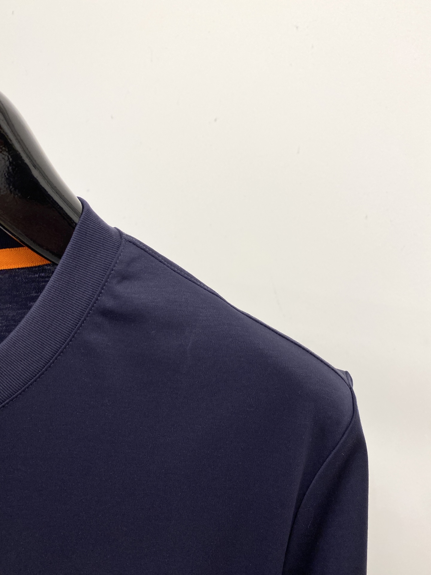 爱马仕、2026新品短袖T恤，帅气时尚，胸前刺绣装饰图案logo，简约百搭款。面料棉 不仅挺括，保持潮流